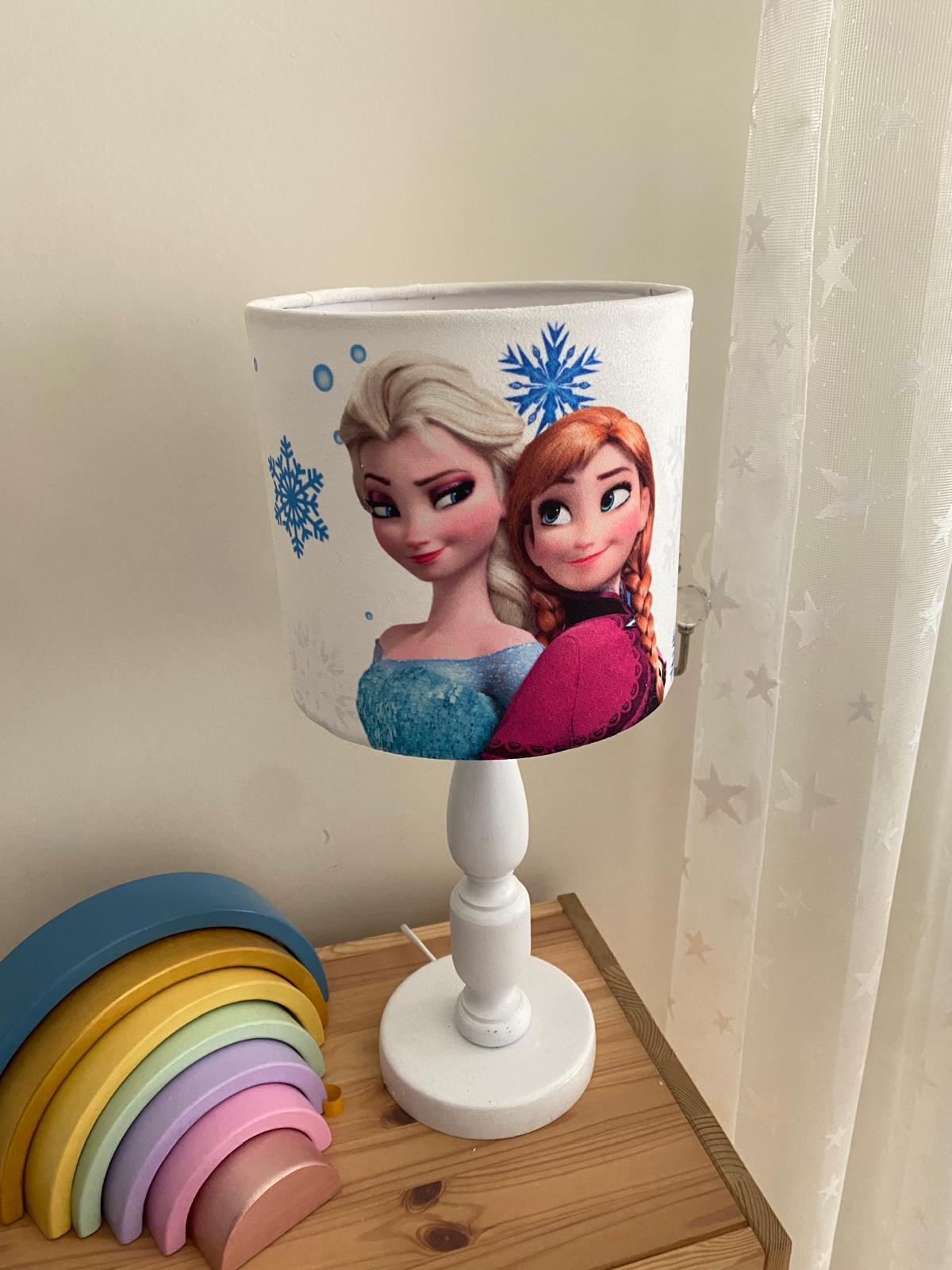 Minibabyrooms Elsa ve Anna Desenli Ahşap Oyma Ayak Abajur