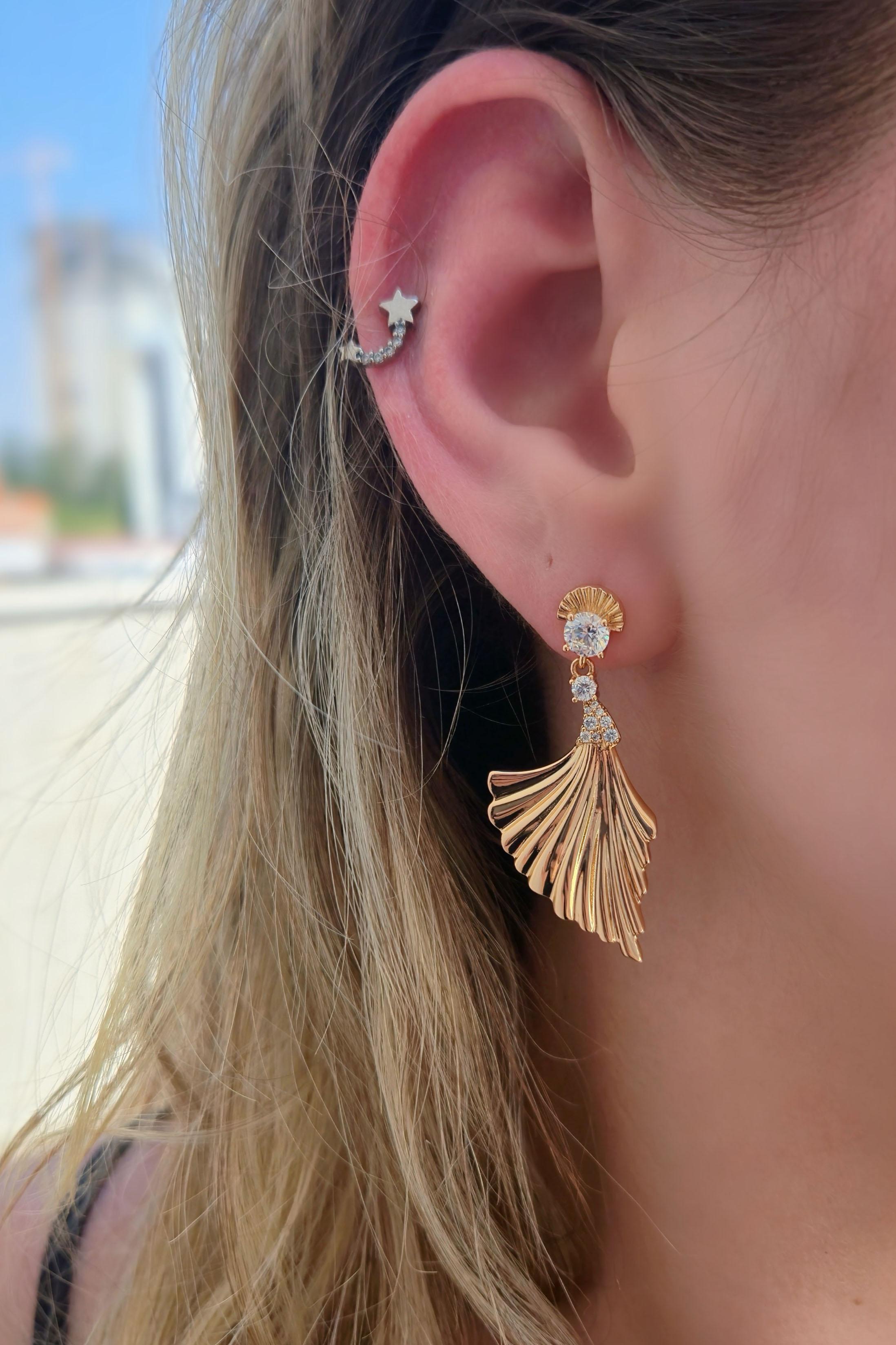 Xuping Vip Seri Yaprak Model Zirkon Taşlı Gold Renk Sallantılı Çelik Küpe (4,5 cm)
