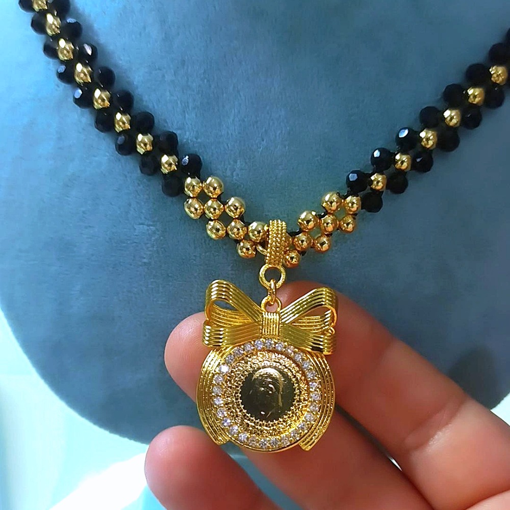 22K Altın Kaplama Taşlı Çeyrekli Çerçevesinde Siyah ve Gold 60 Cm Boncuklu Kolye