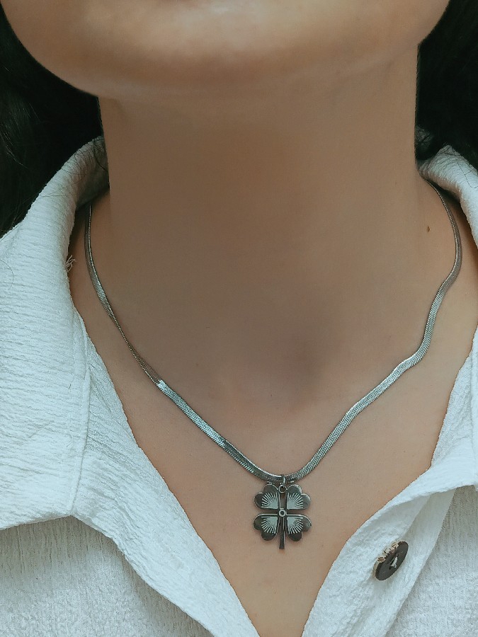 silver yonca kolye