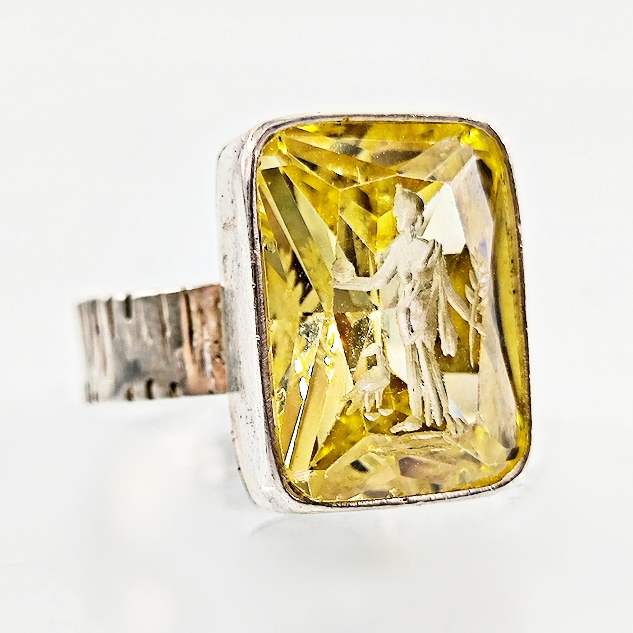 IŞIĞIN İÇİNDEKİ TANRIÇA ZİRKON YÜZÜK