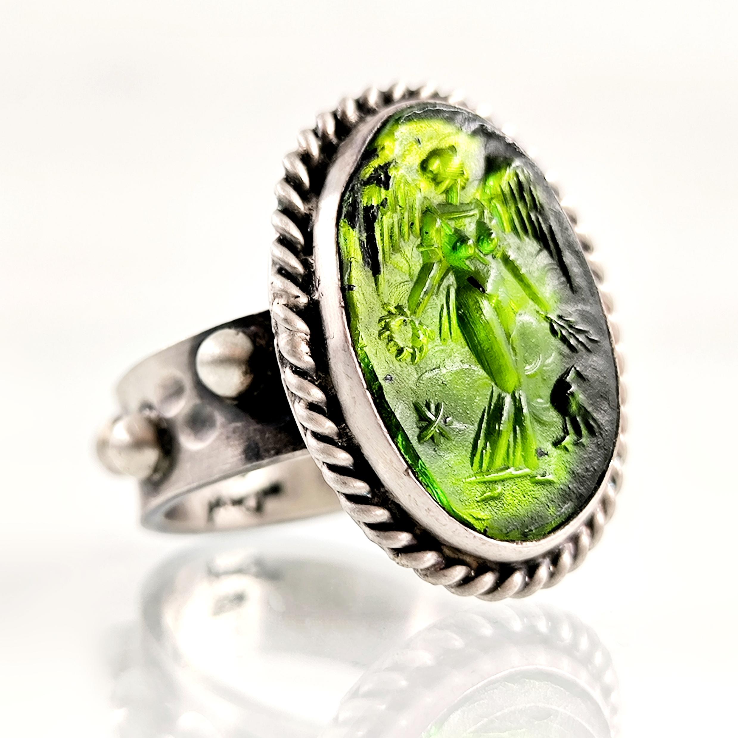 KANATLARIN IŞIĞINDA YEŞİL TANRIÇA CAM RÖLYEF YÜZÜK