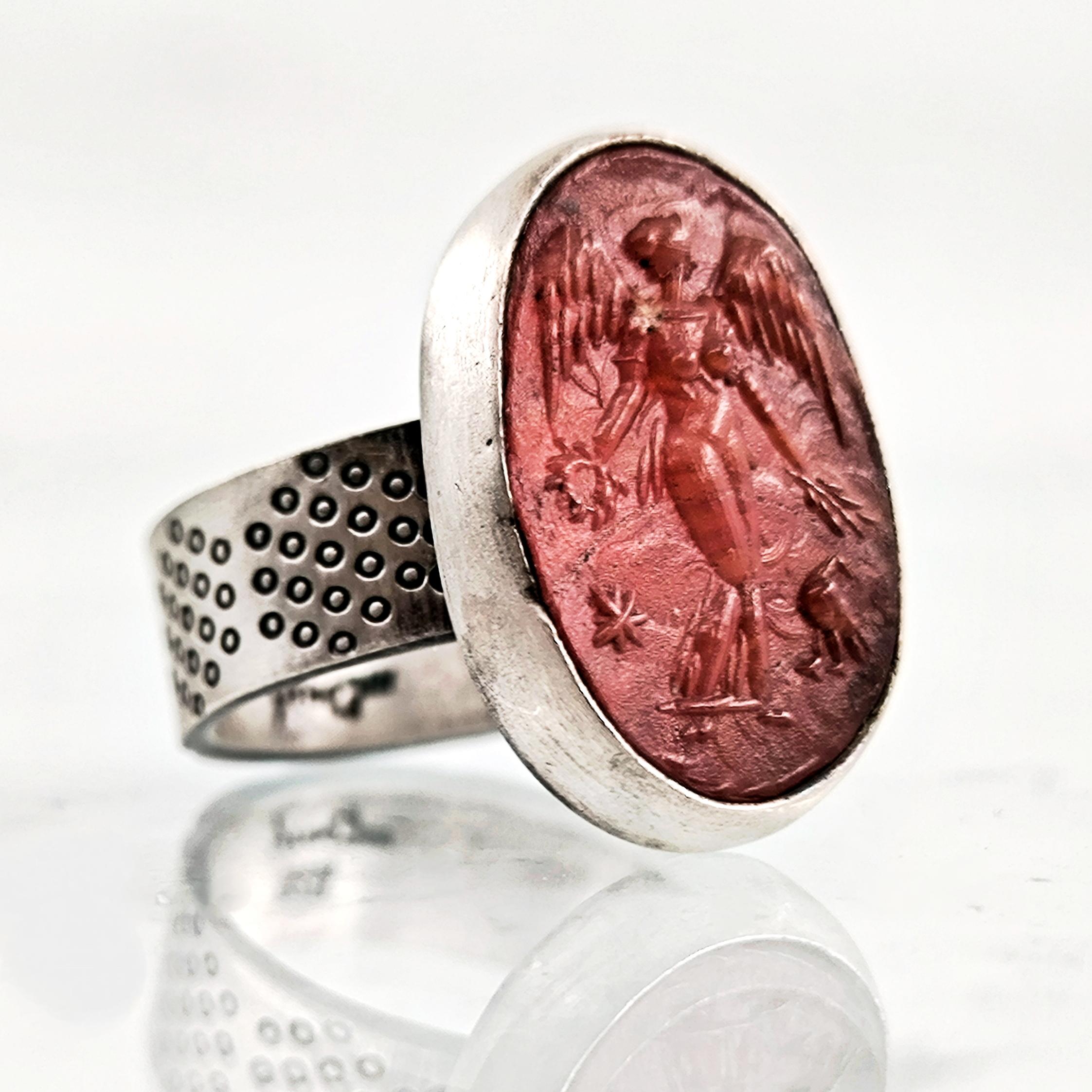 KANATLI TANRIÇA KIRMIZI CAM RÖLYEF YÜZÜK