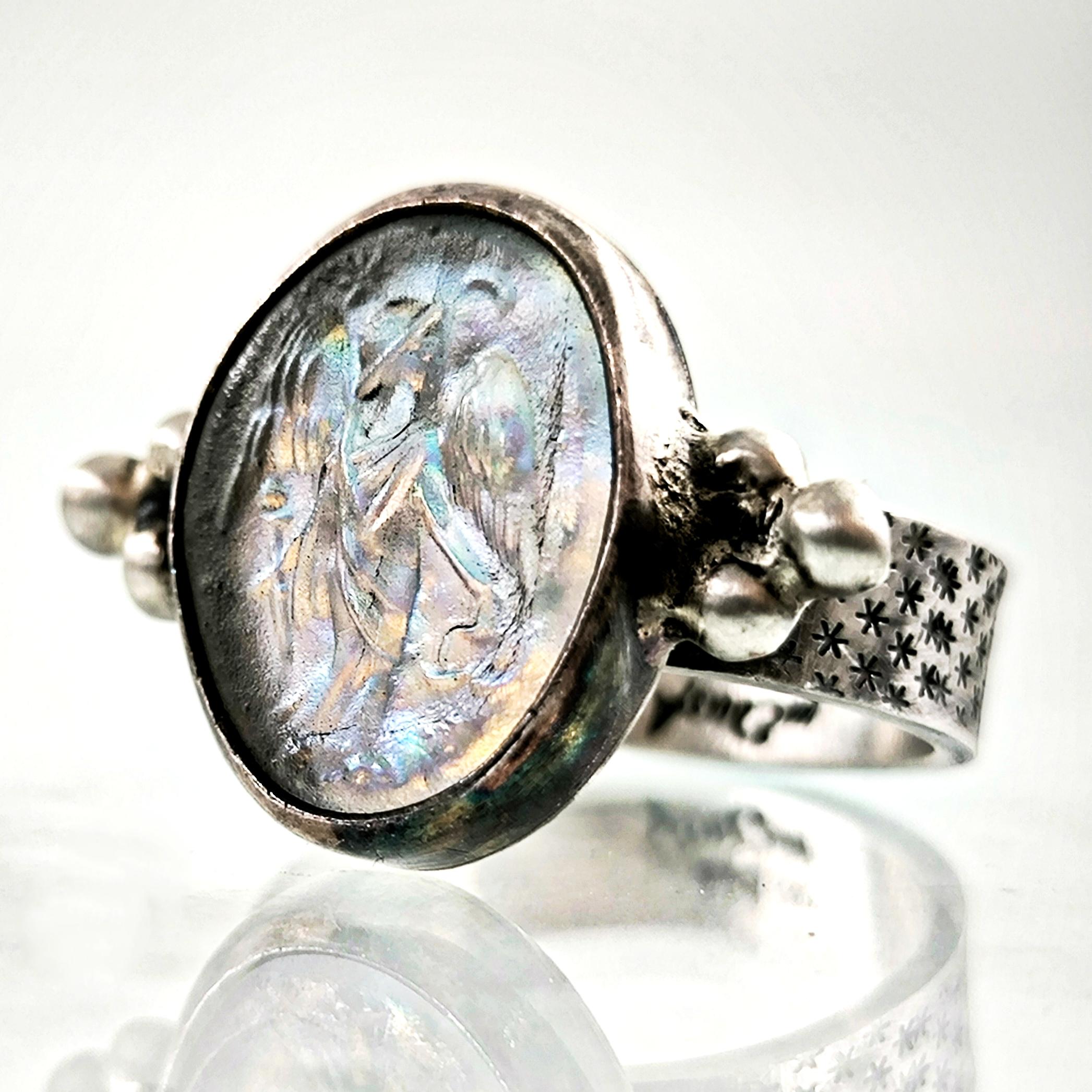 KADİM KANATLAR – HOLOGRAFİK YANSIMALı CAM KABARTMA YÜZÜK