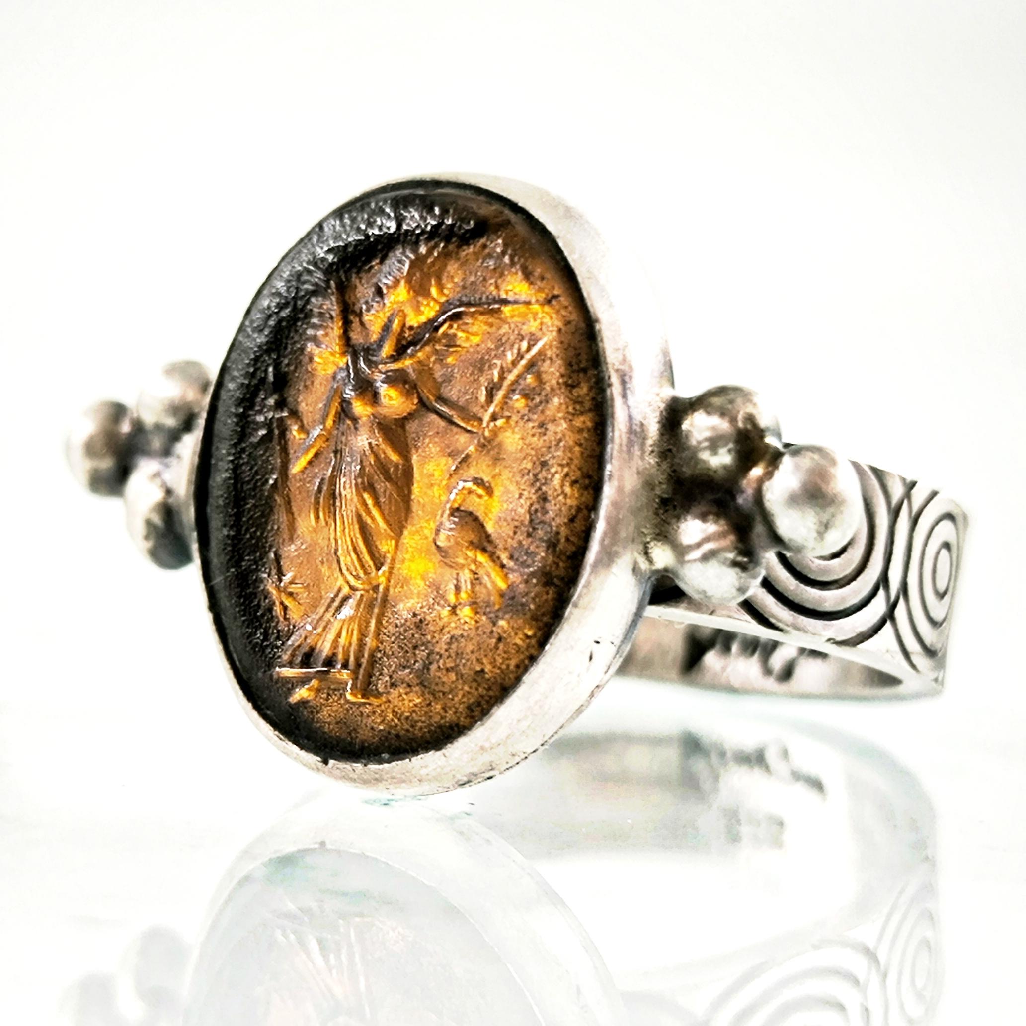 GÖKYÜZÜNÜN HABERCİSİ  CAM RÖLYEF KANATLI TANRIÇA YÜZÜK