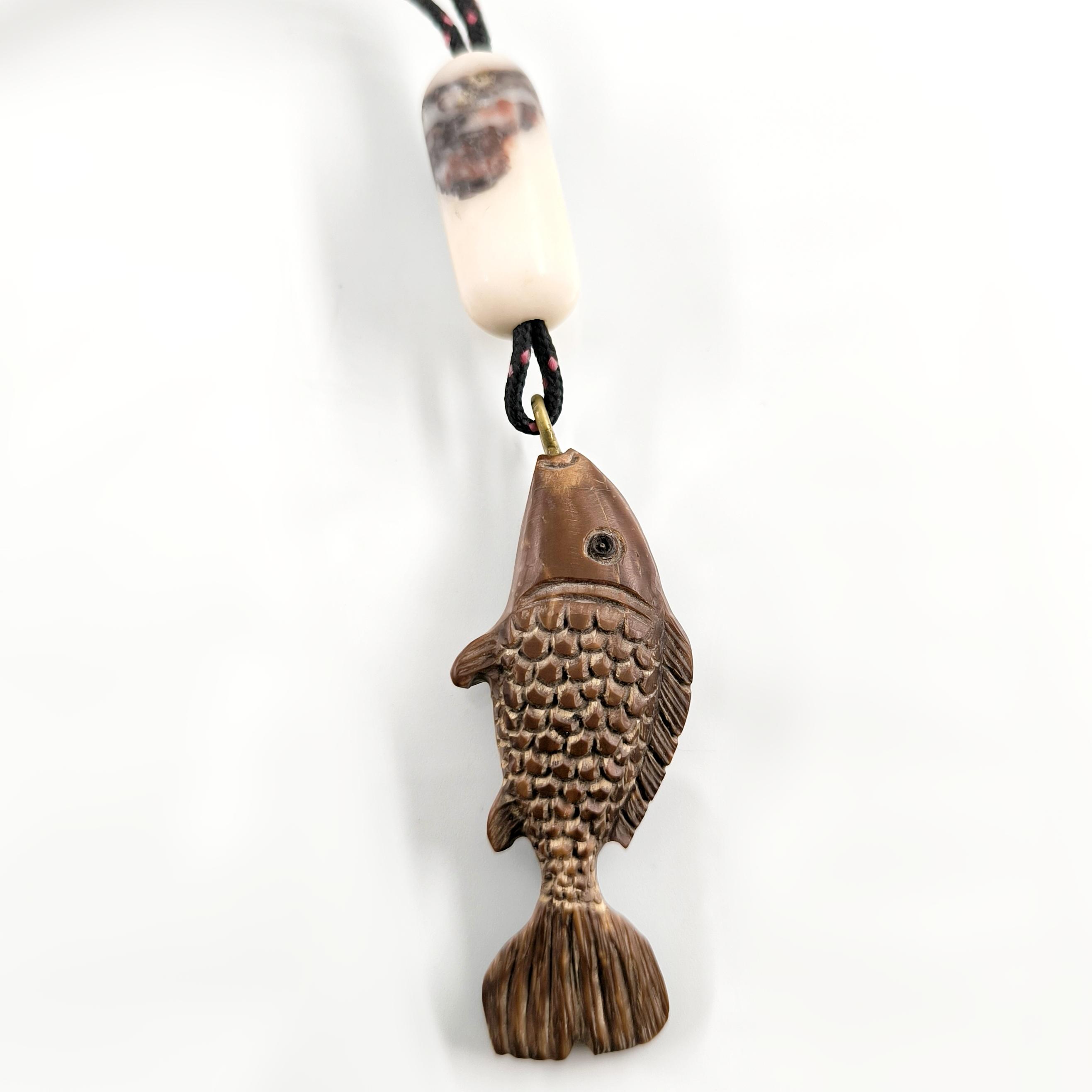 KUKA ÜZERİ EL OYMASI BALIK & POSEIDON MIZRAĞI KOLYE