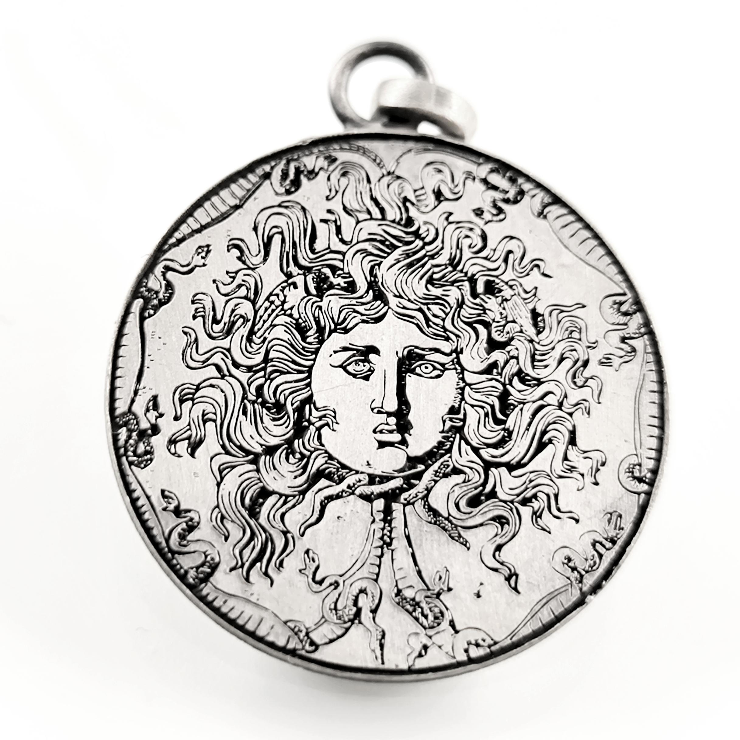 GRAVÜR MEDUSA KOLYE