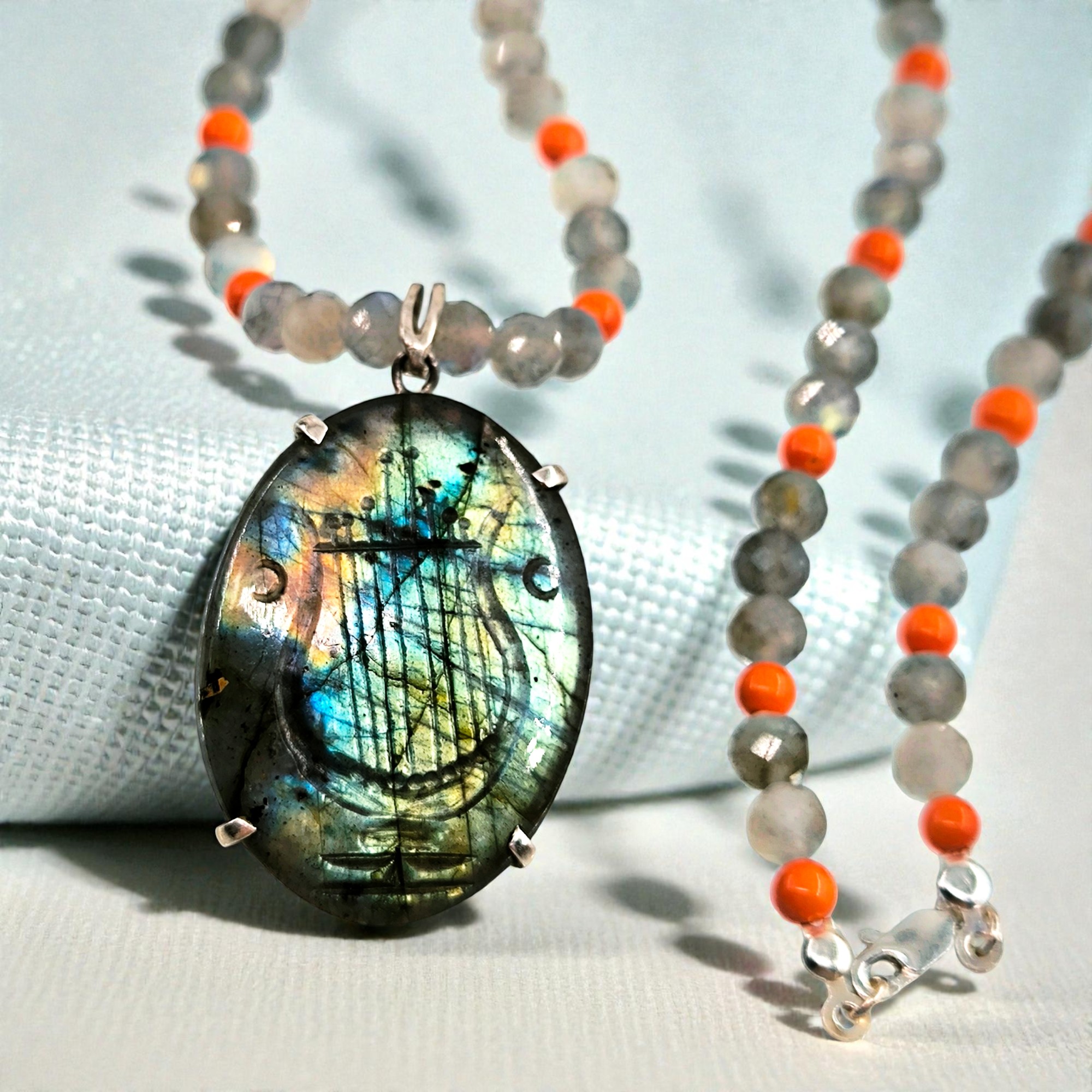 APOLLON’UN EZGİSİ LABRADORİT ÜZERİ LİR İNTAGLİO KOLYE