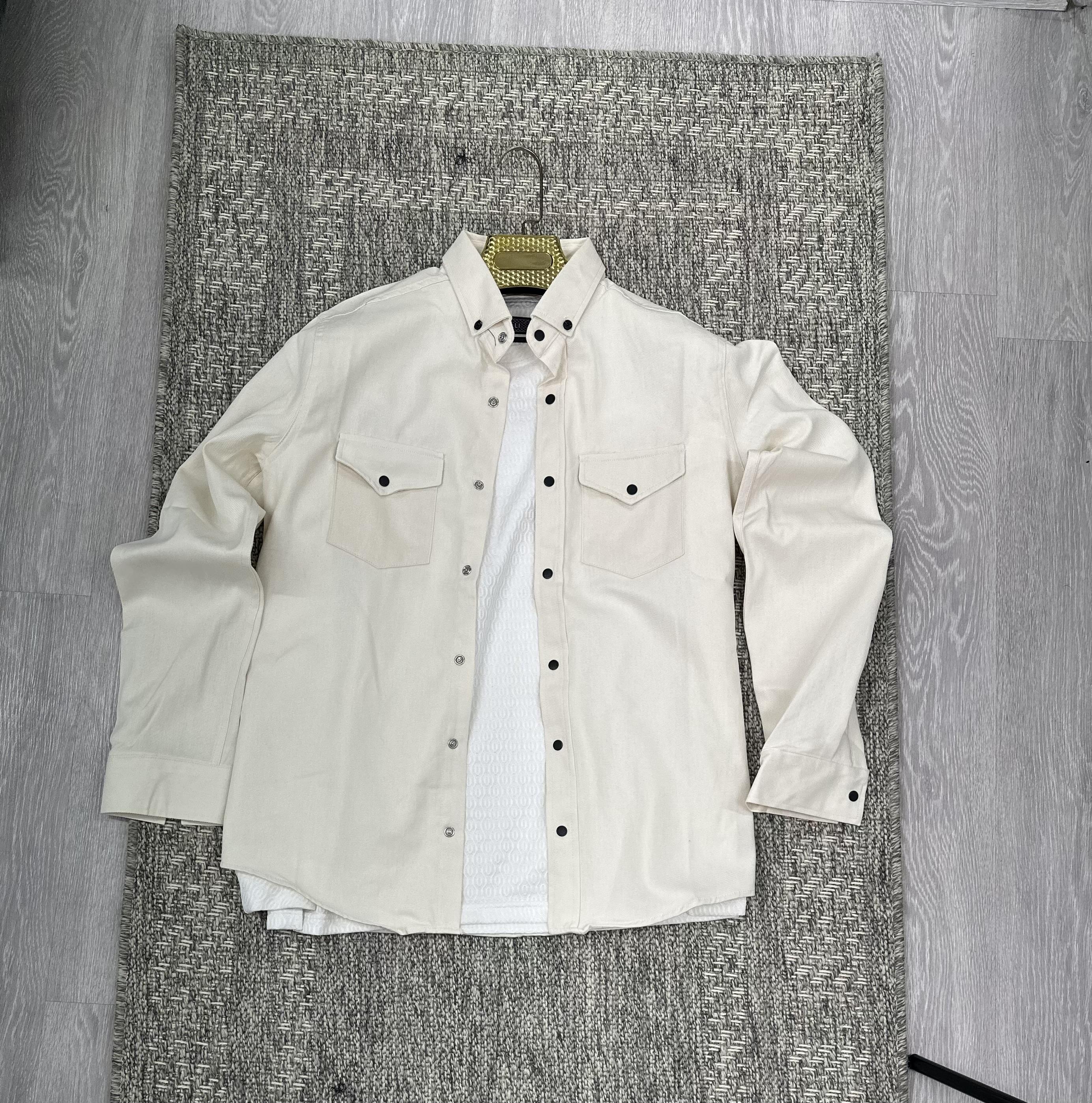 Çıtçıtlı beyaz gömlek