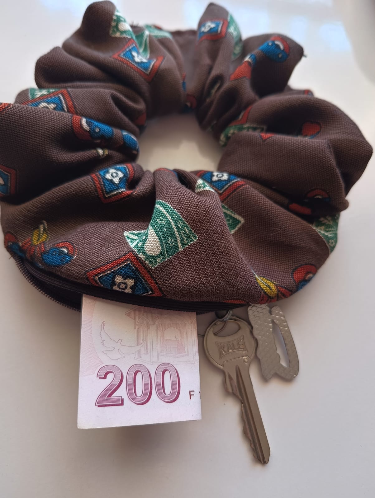 Frida Fermuarlı Lastikli Toka