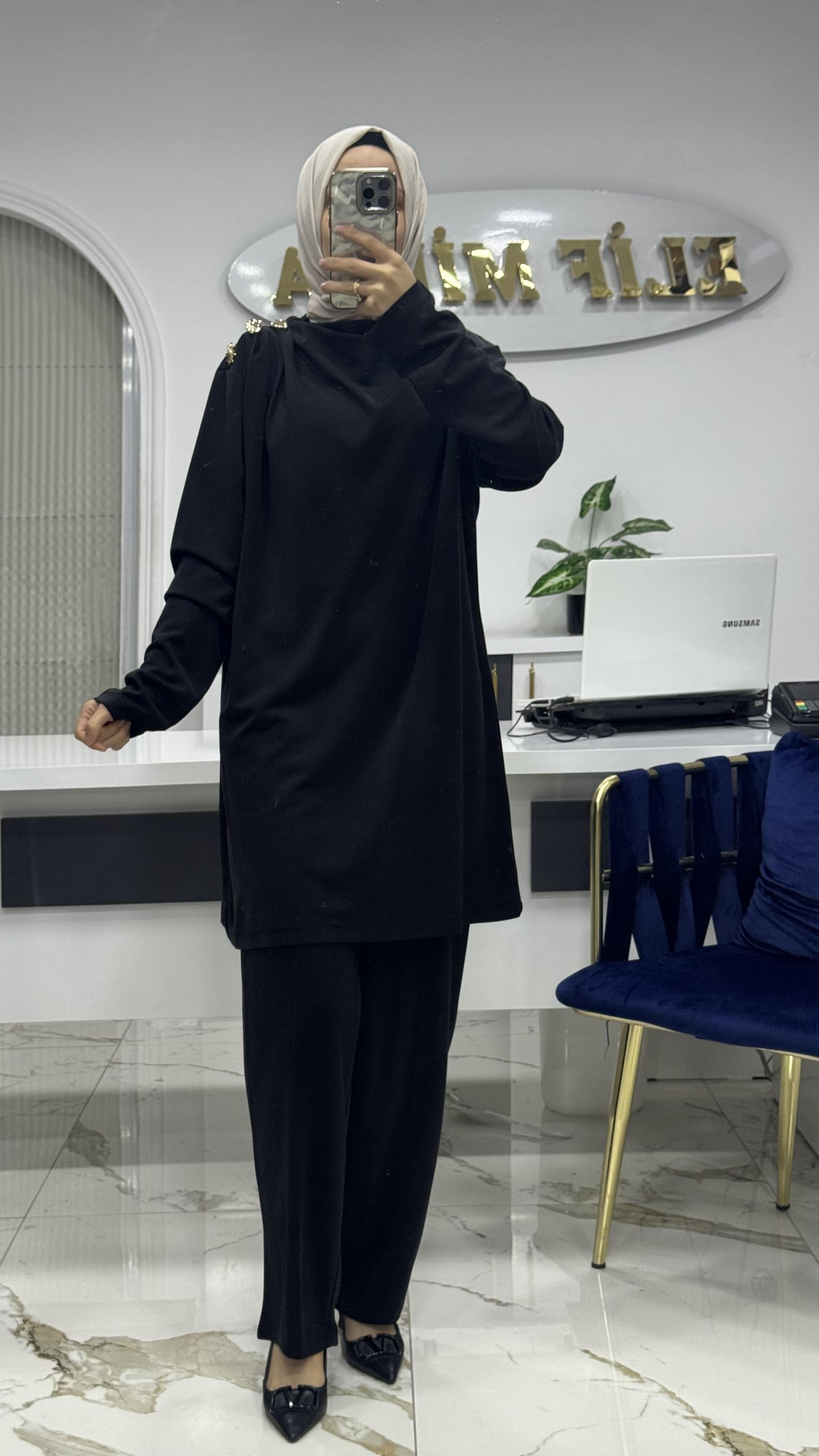 AYŞE AKAY OMUZ DETAYLI TAKIM SİYAH