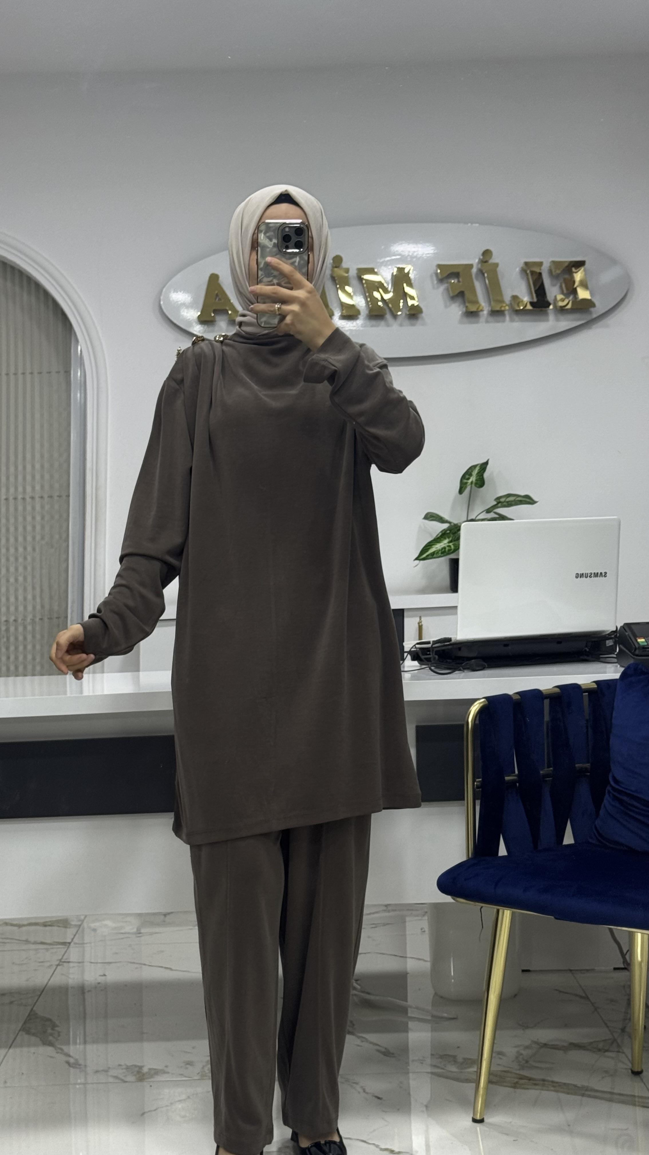 AYŞE AKAY OMUZ DETAYLI TAKIM