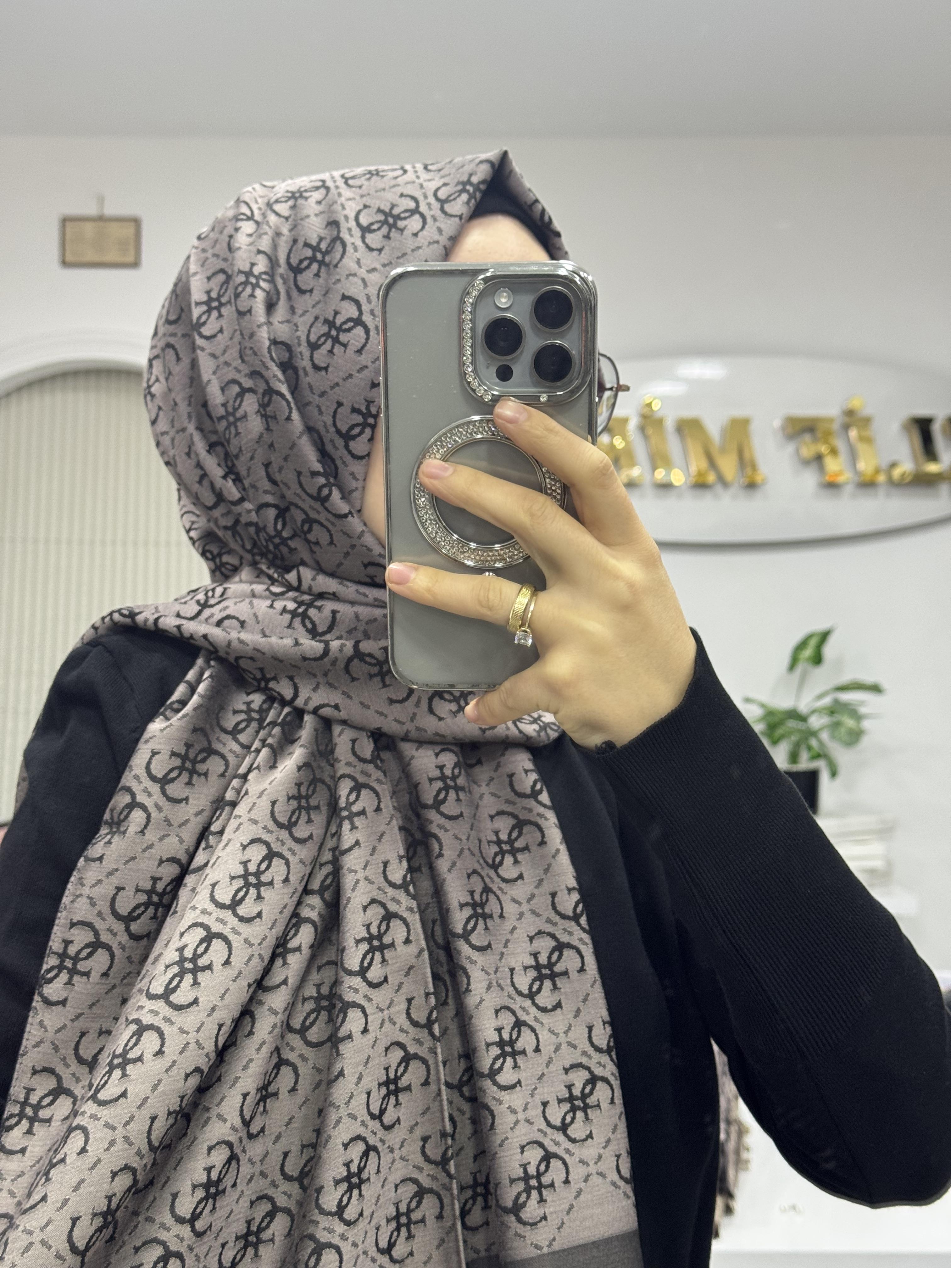 GUESS ÇİFT TARAFLI ŞAL