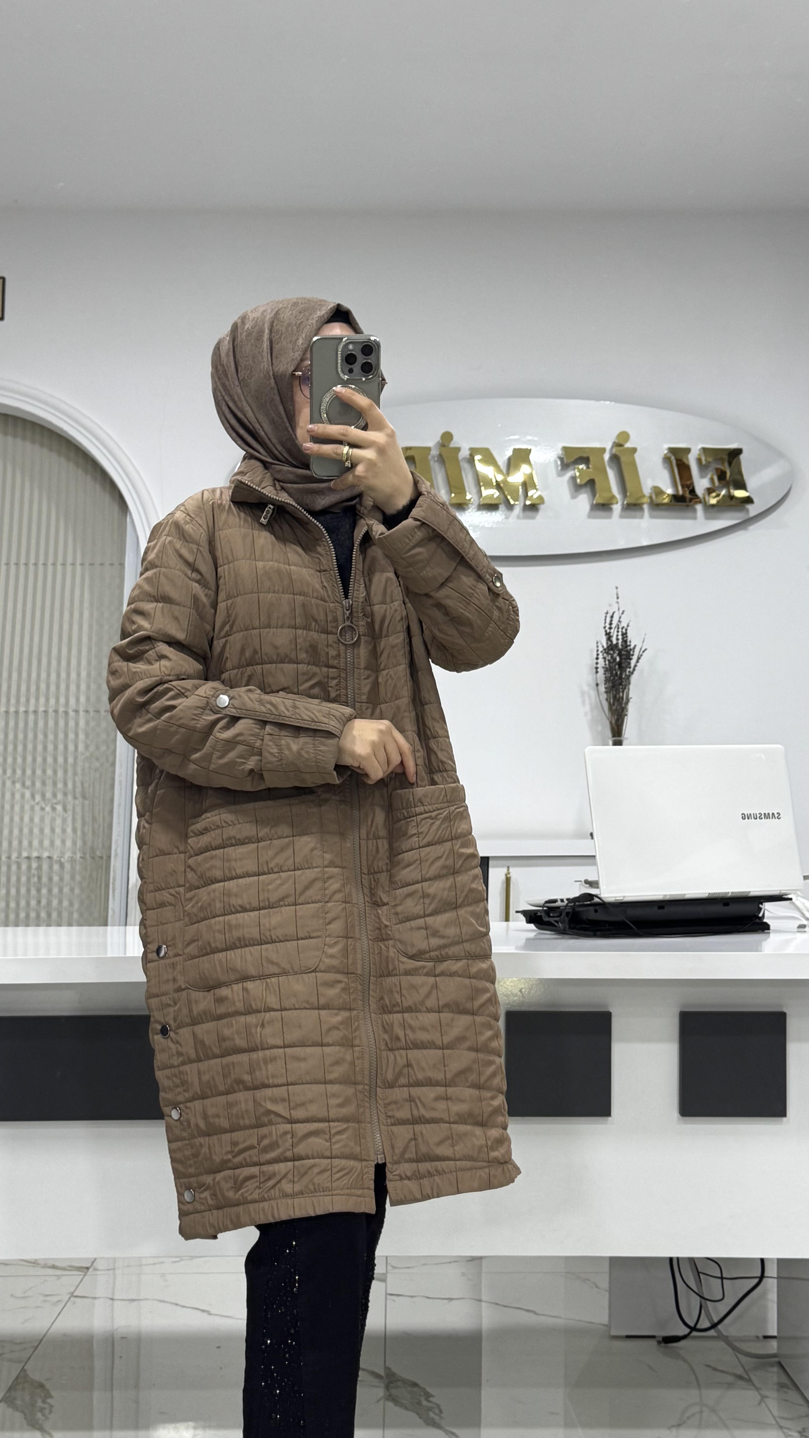 KAPİTONE KAP MANŞETLİ LATTE