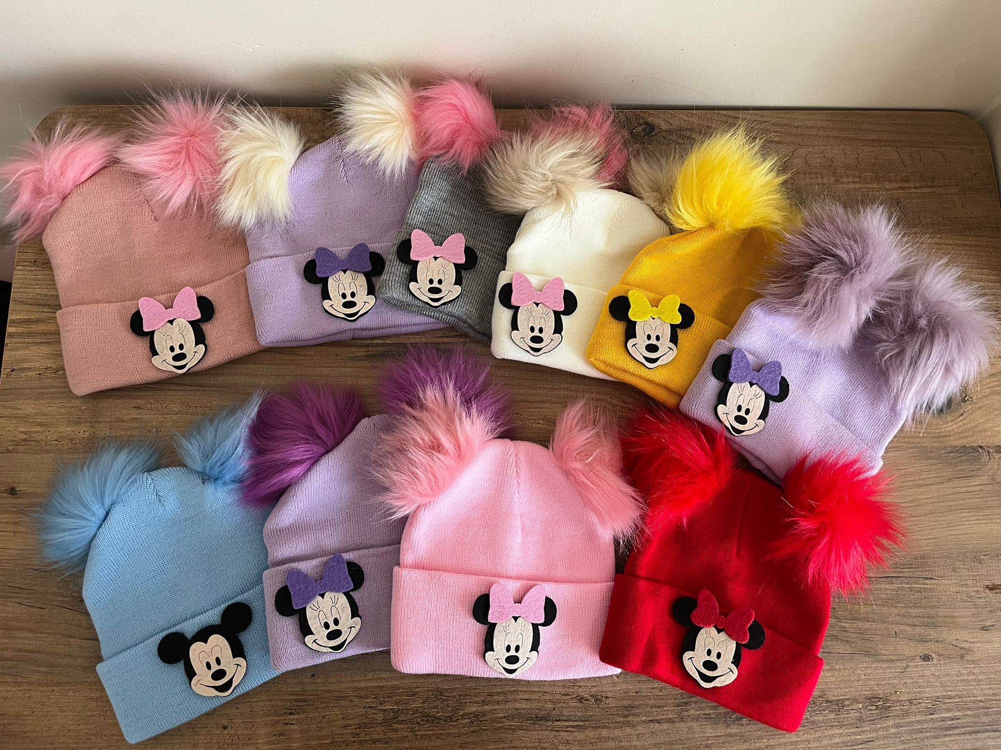 lila krem ponponlu triko şapka