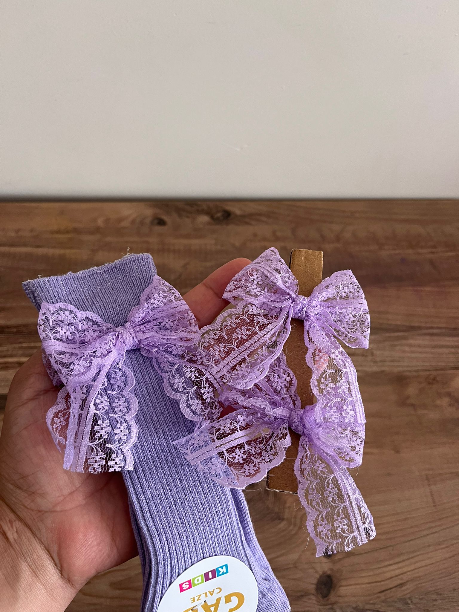 lila diz altı çorap ve tokası