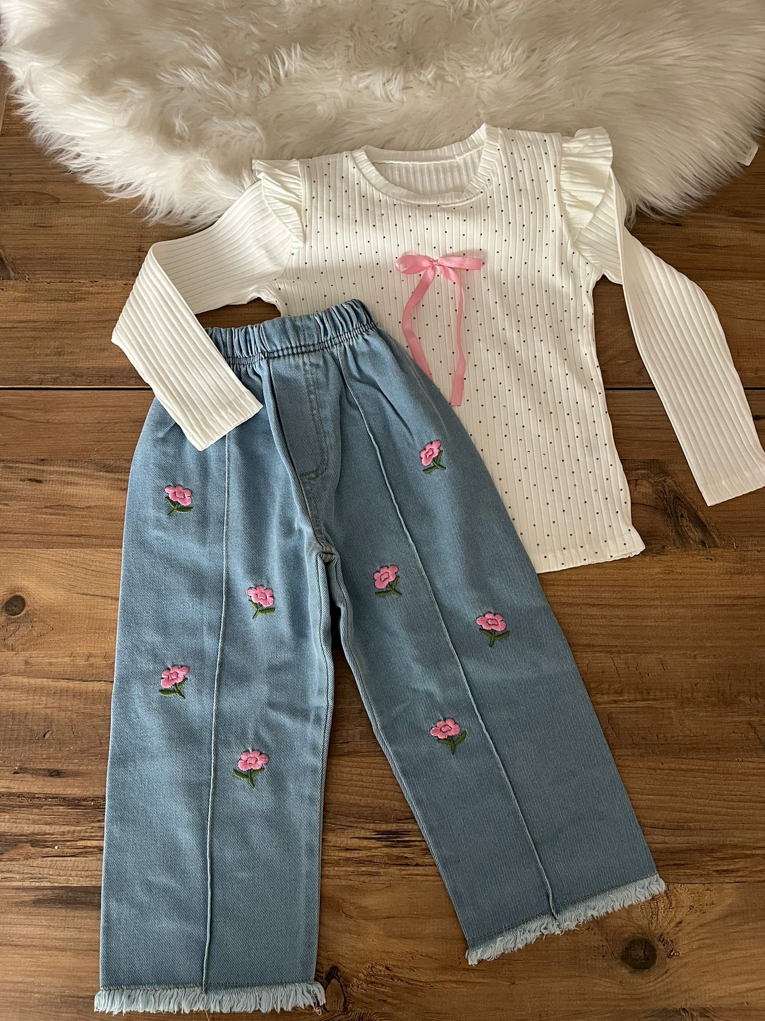 beyaz badi ve nakışlı pantolon ikili takım