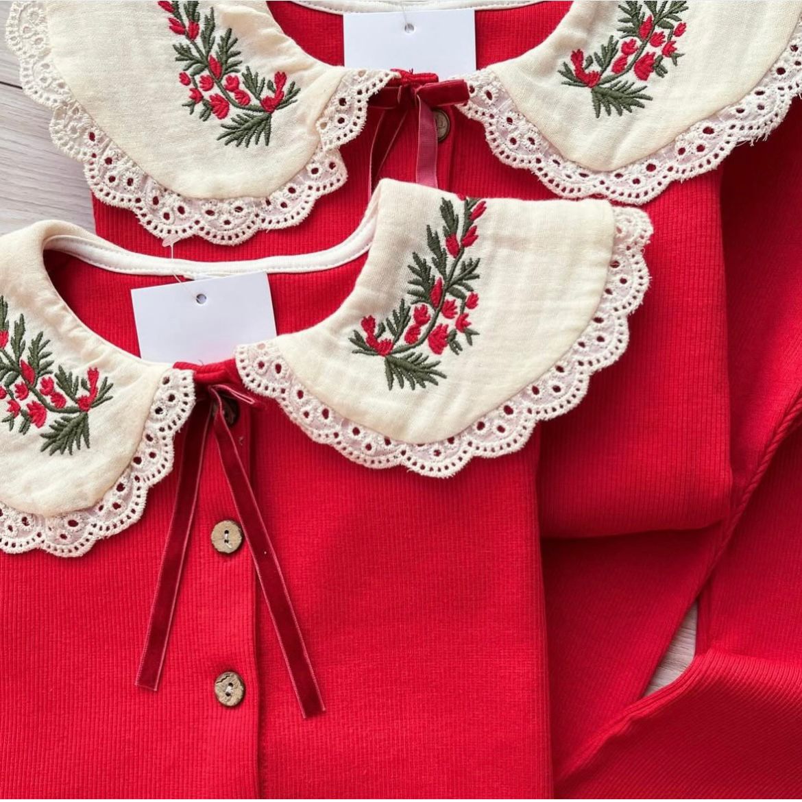 nakışlı kırmızı takım