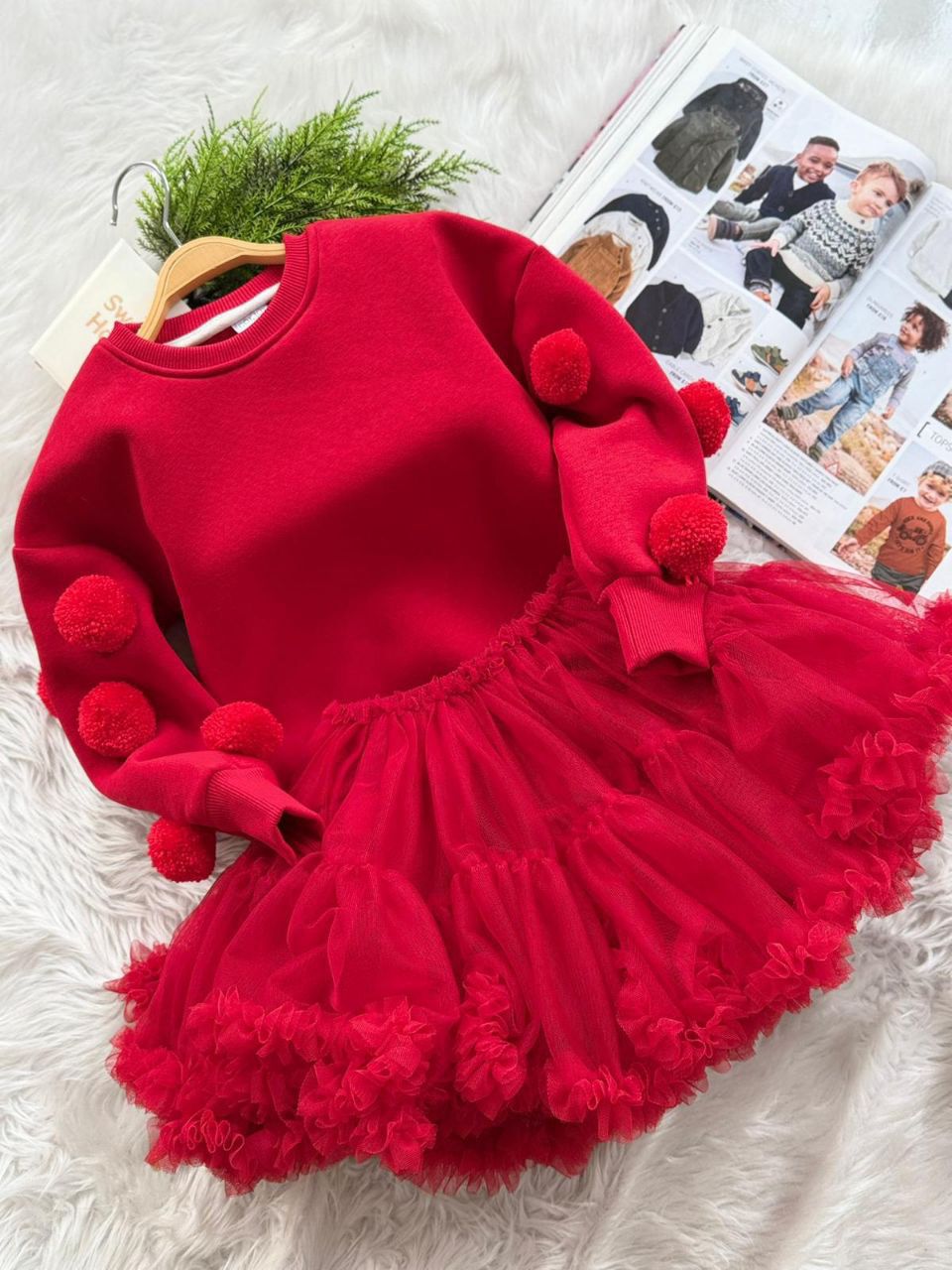 kırmızı ponpon detaylı etekli takım