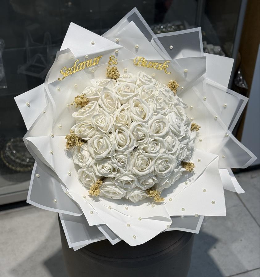 Kadife güllü beyaz isteme buketi
