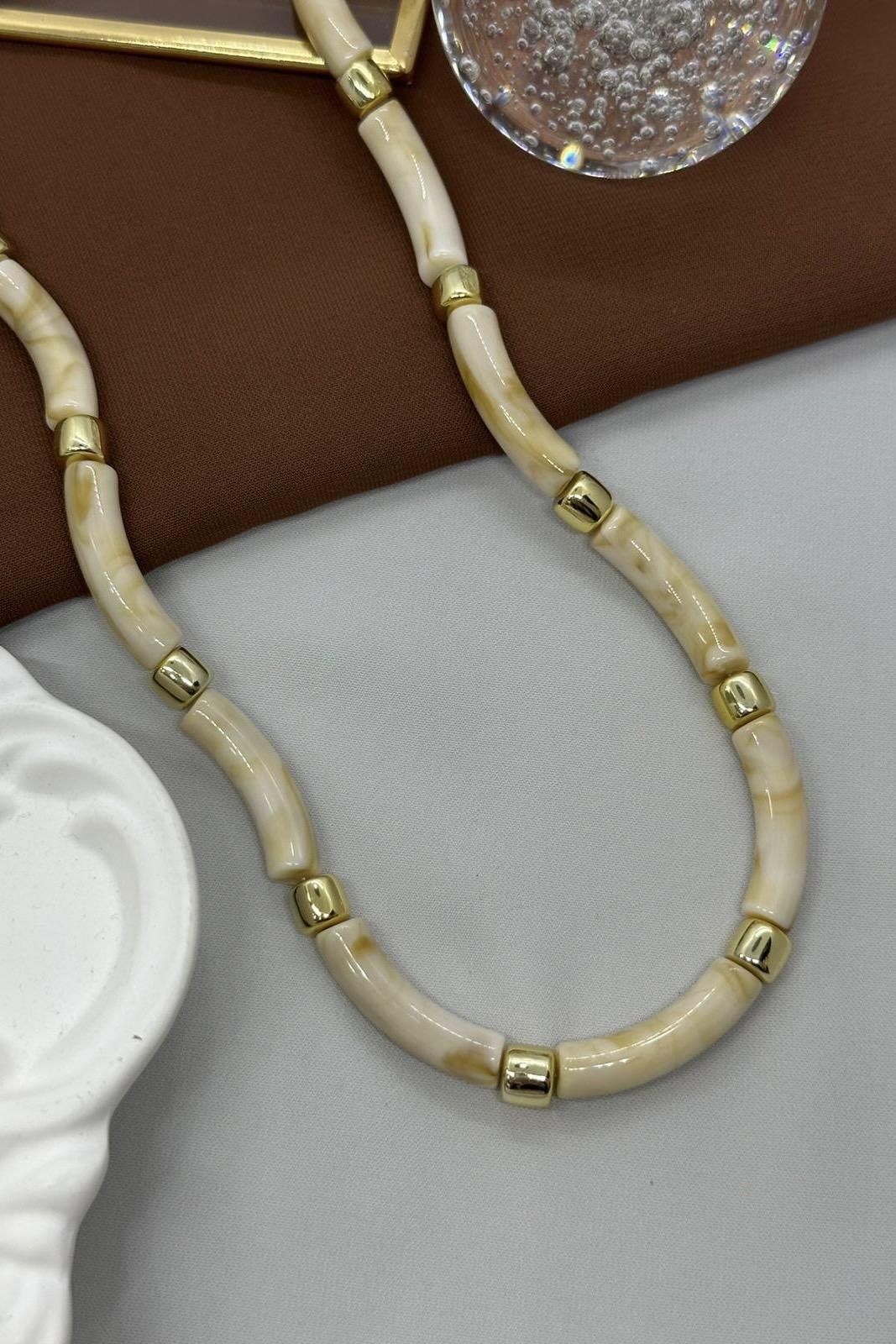 Gold Detaylı Bej Kolye