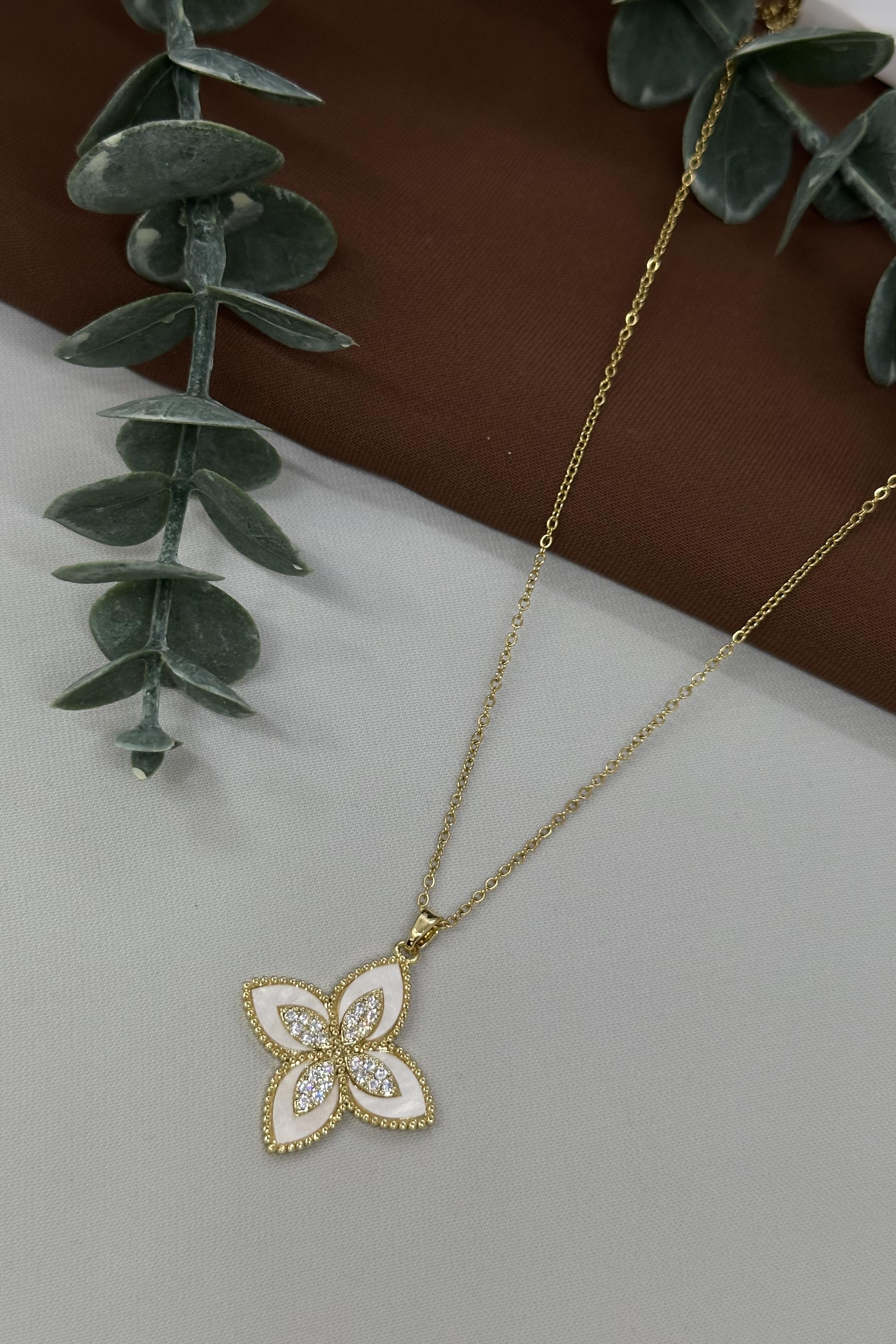 Çiçek Model Gold Çelik Kolye