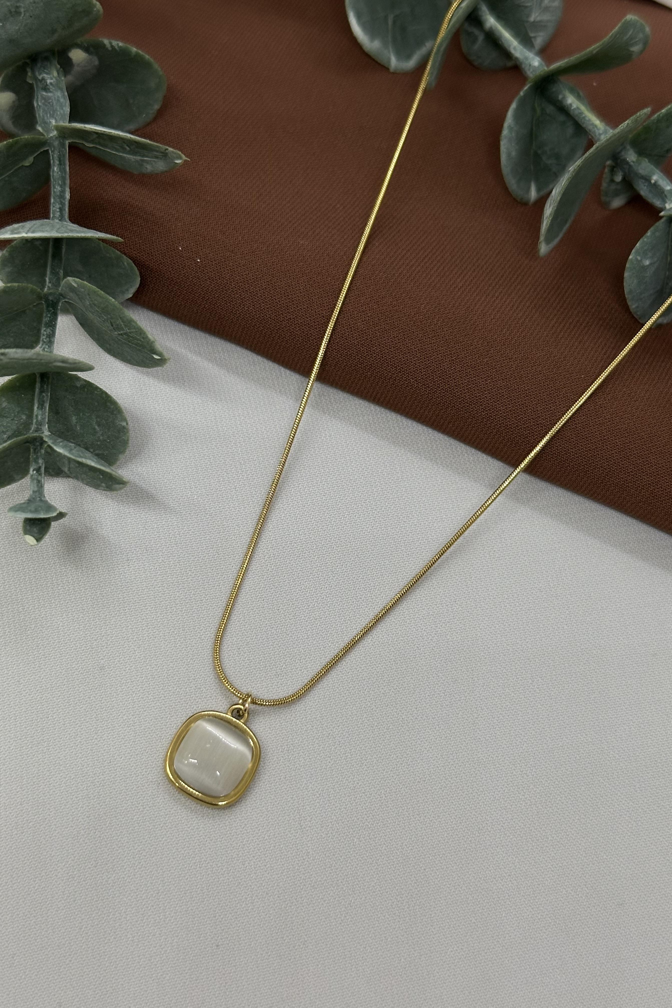 Beyaz Taşlı Gold Çelik Kolye