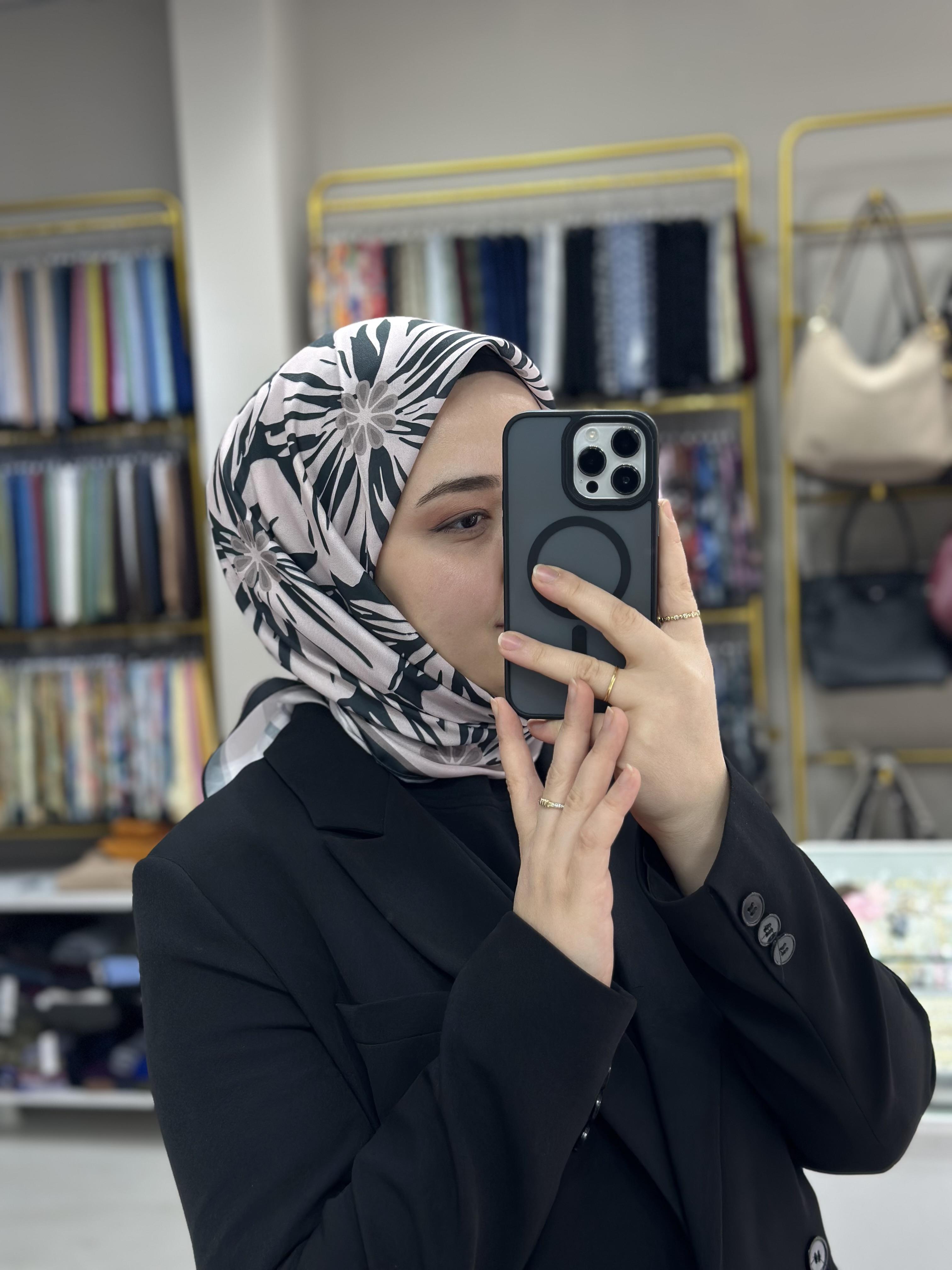 Siyah Yaprak Desenli Soft Eşarp