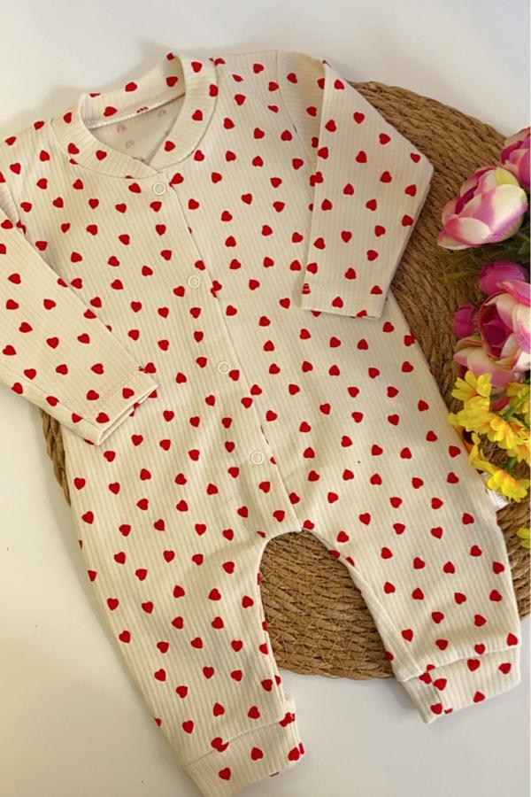 Krem Zemin Kırmızı Kalp Desenli Bebek Tulum – Çıtçıtlı, Uzun Kollu, %100 Pamuk