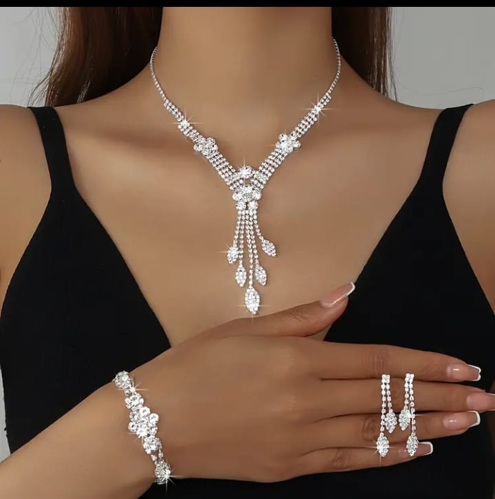 Jade'm Gold Zarif Lüks Çiçek ve Yaprak Püskül Gümüş Kaplamalı Kolye, Bilezik, Küpe Seti