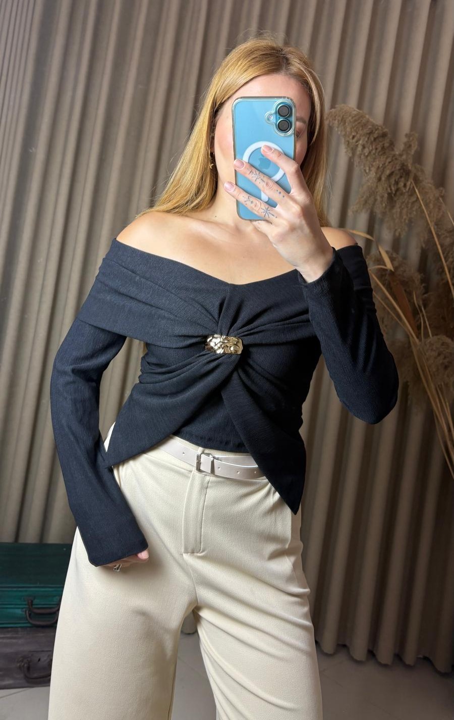 Madonna Yaka Gold Aksesuarlı Siyah Bluz – Zarif ve Modern Tasarım