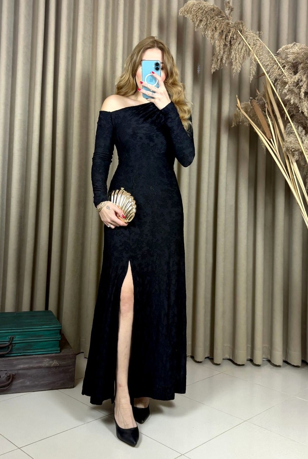 TEK OMUZ ÇİÇEK AKSESUARLI SİYAH ELBİSE