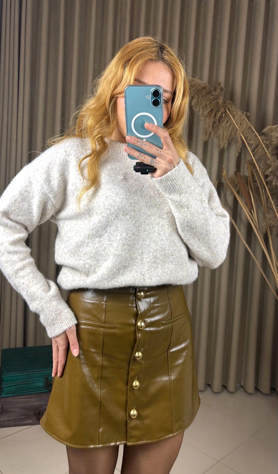 Yağ Yeşili Deri Etek + Bej Triko Kazak