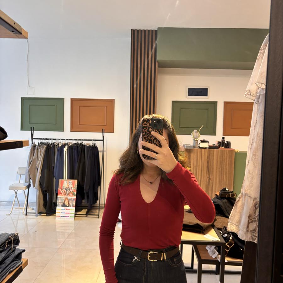 V yaka kırmızı body