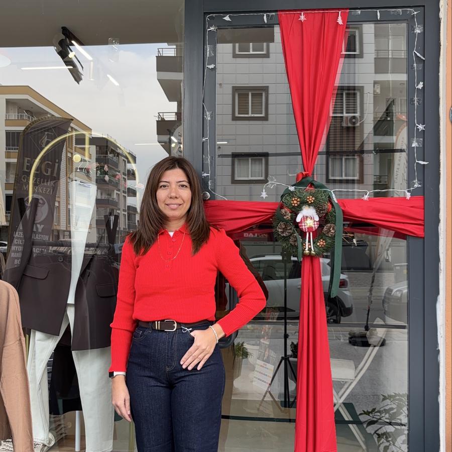 Kırmızı yakalı düğmeli triko