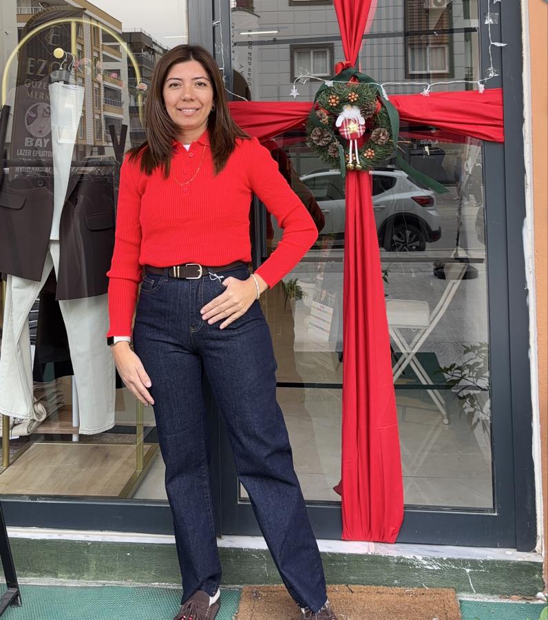 Koyu renk kemerli tam kalıp jean