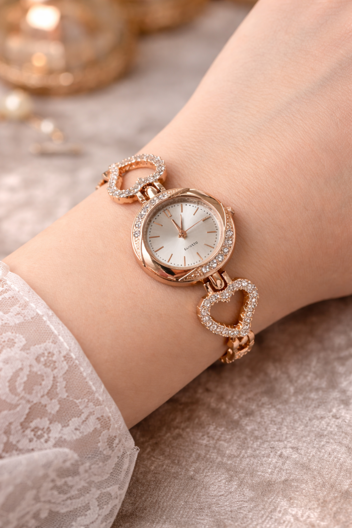 Şık Kalp Detaylı Taşlı Bayan Kol Saati