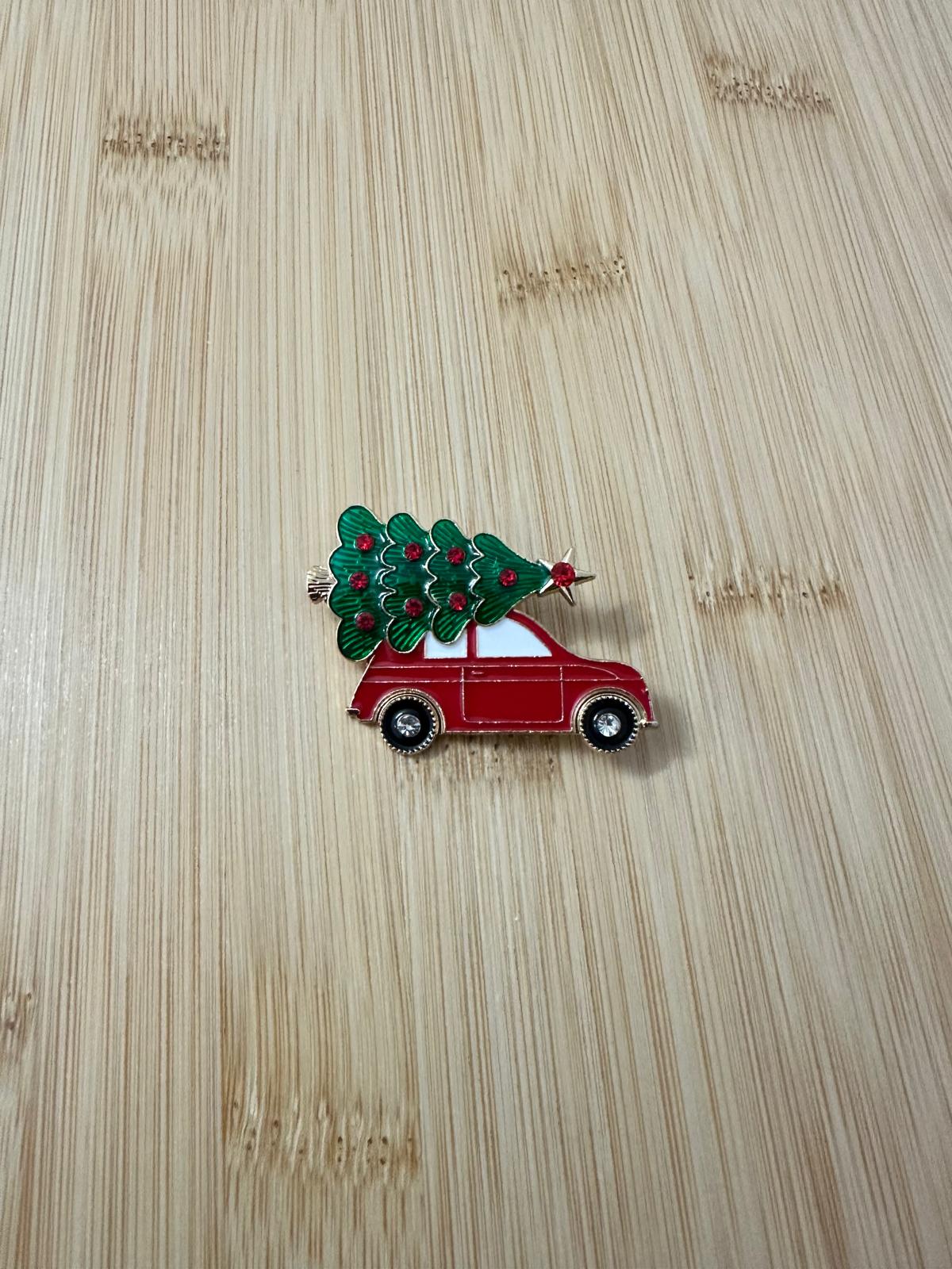 Çam Ağacı ve Kırmızı Araba Broş