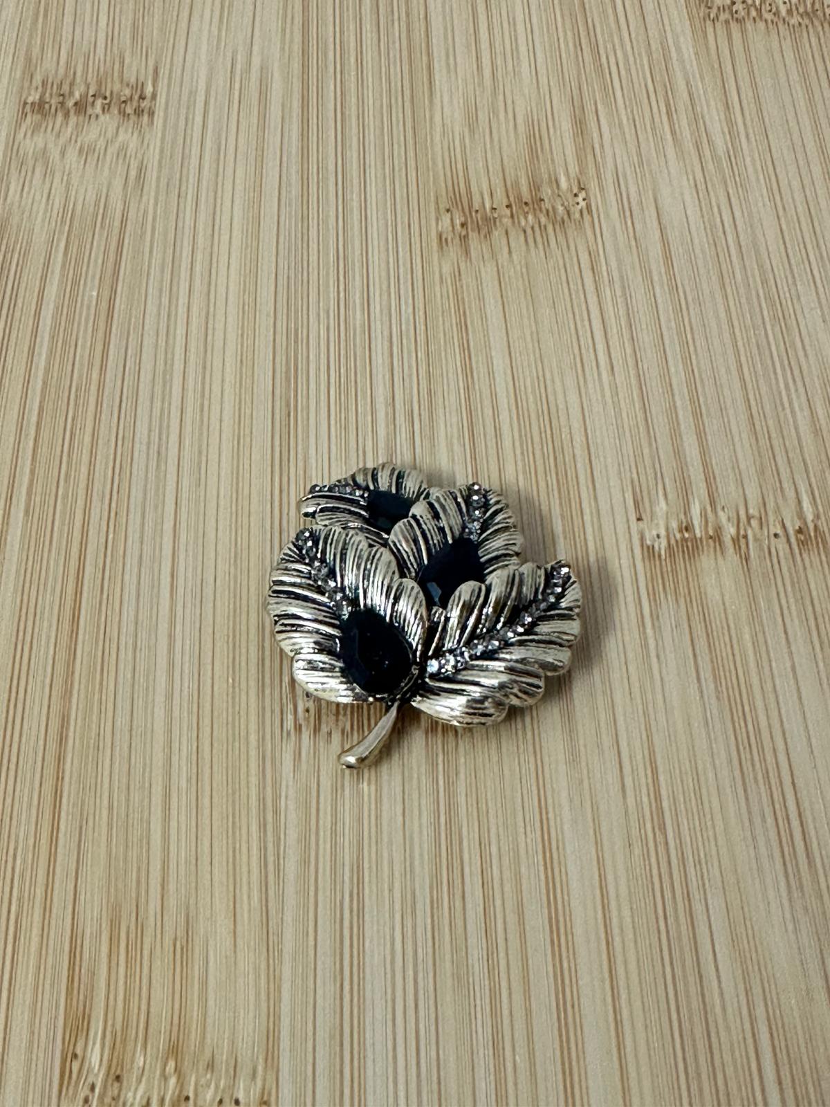 Taş Detay Yaprak Broş