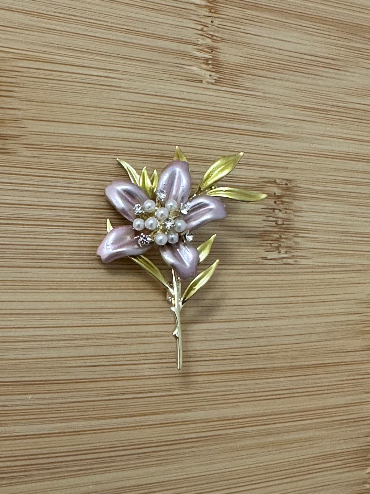 İnci Detay Zambak Broş