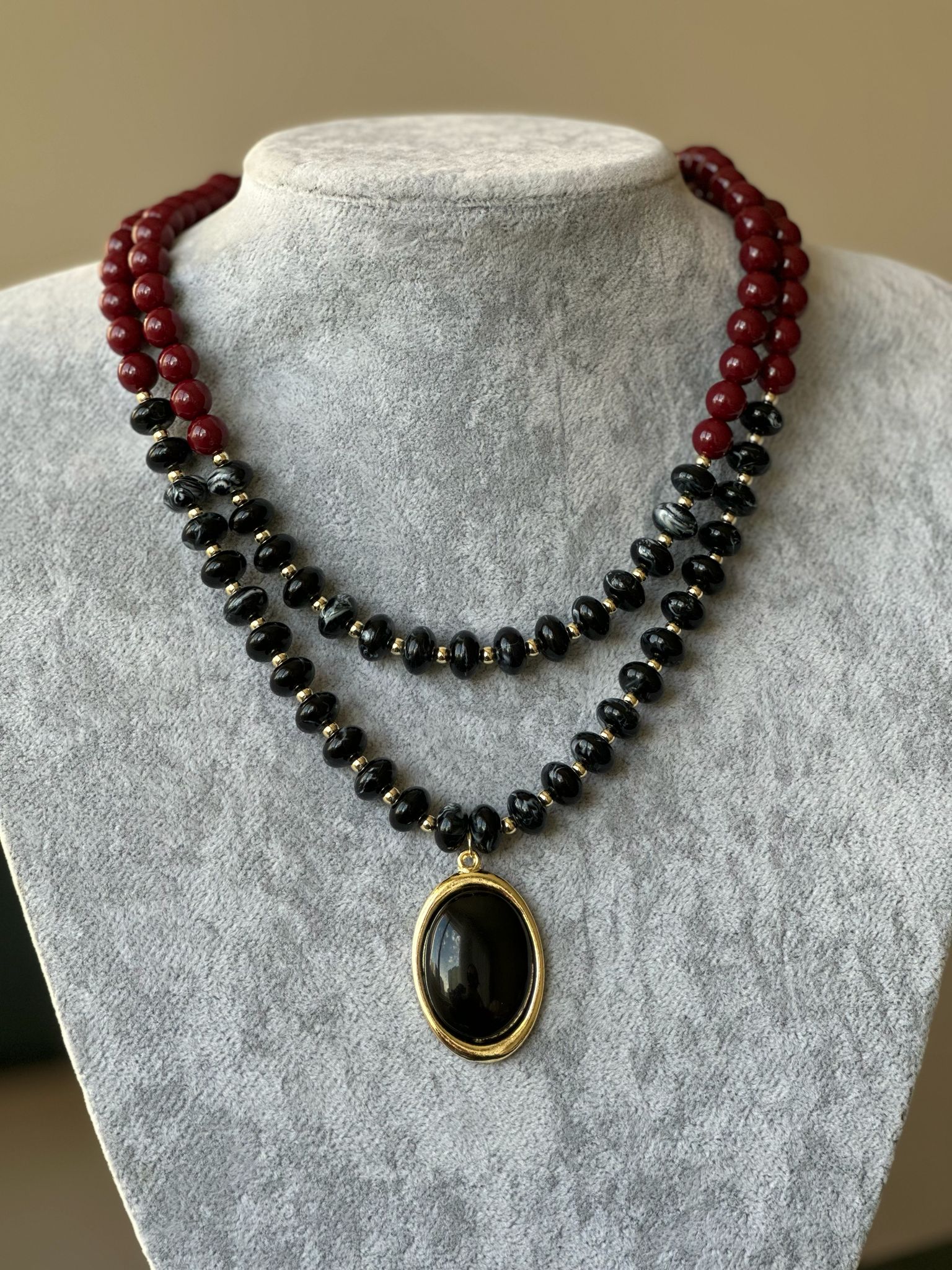 Siyah Bordo Oval Boncuk Detay Kolye