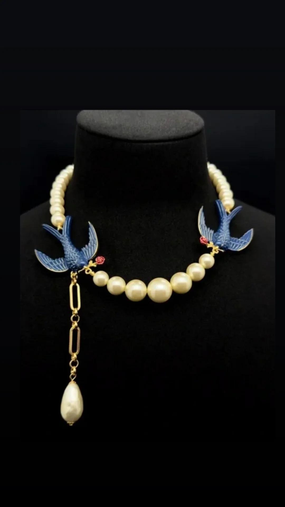 İnci Kırlangıç Detaylı Marka Kolye