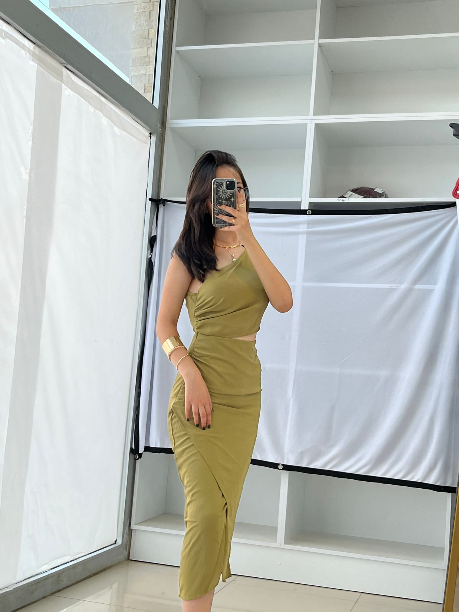 Tek omuz Gold detaylı elbise