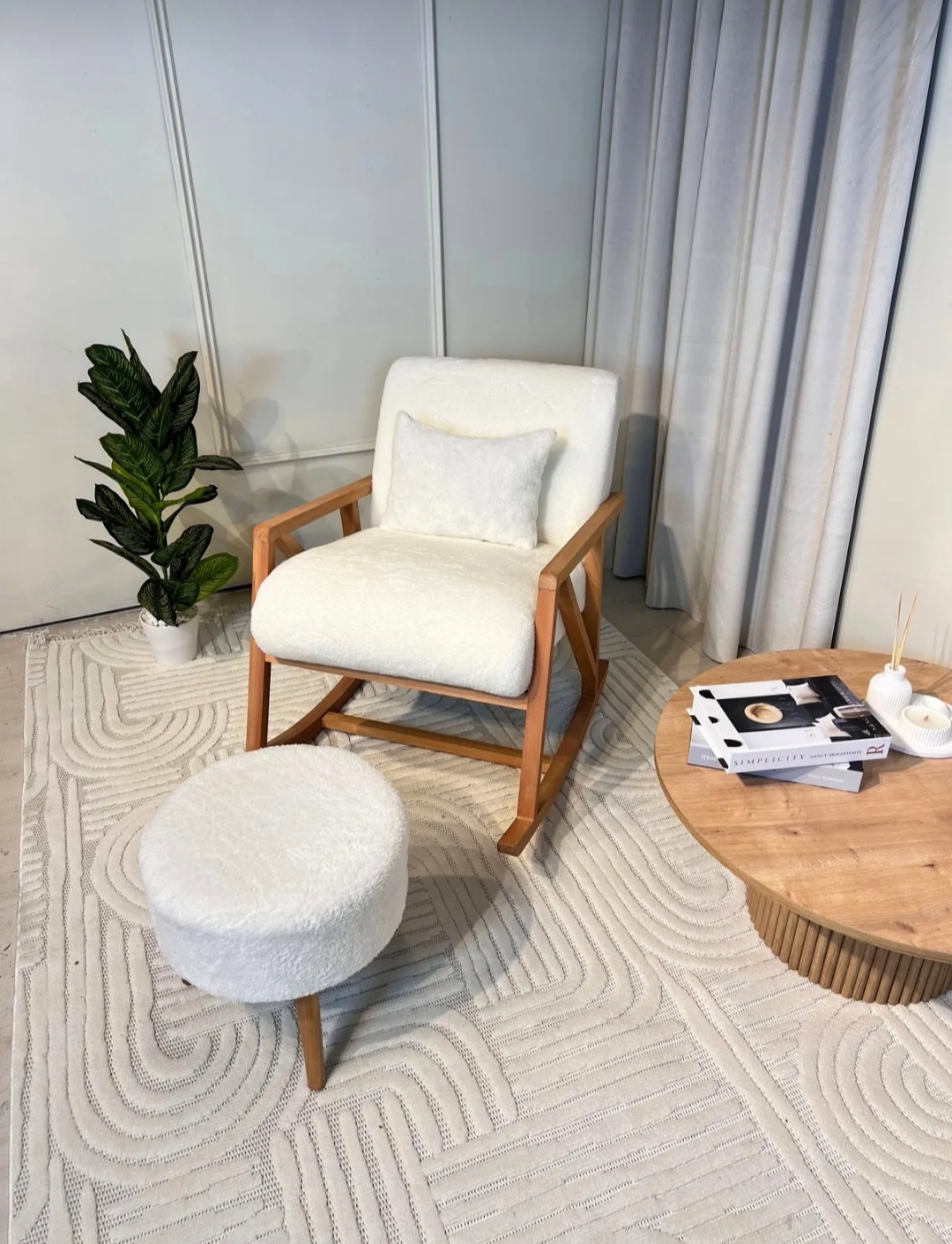 Puflu Gürgen Sallanır Ahşap Sandalye – Doğal Konforun En Şık Hali