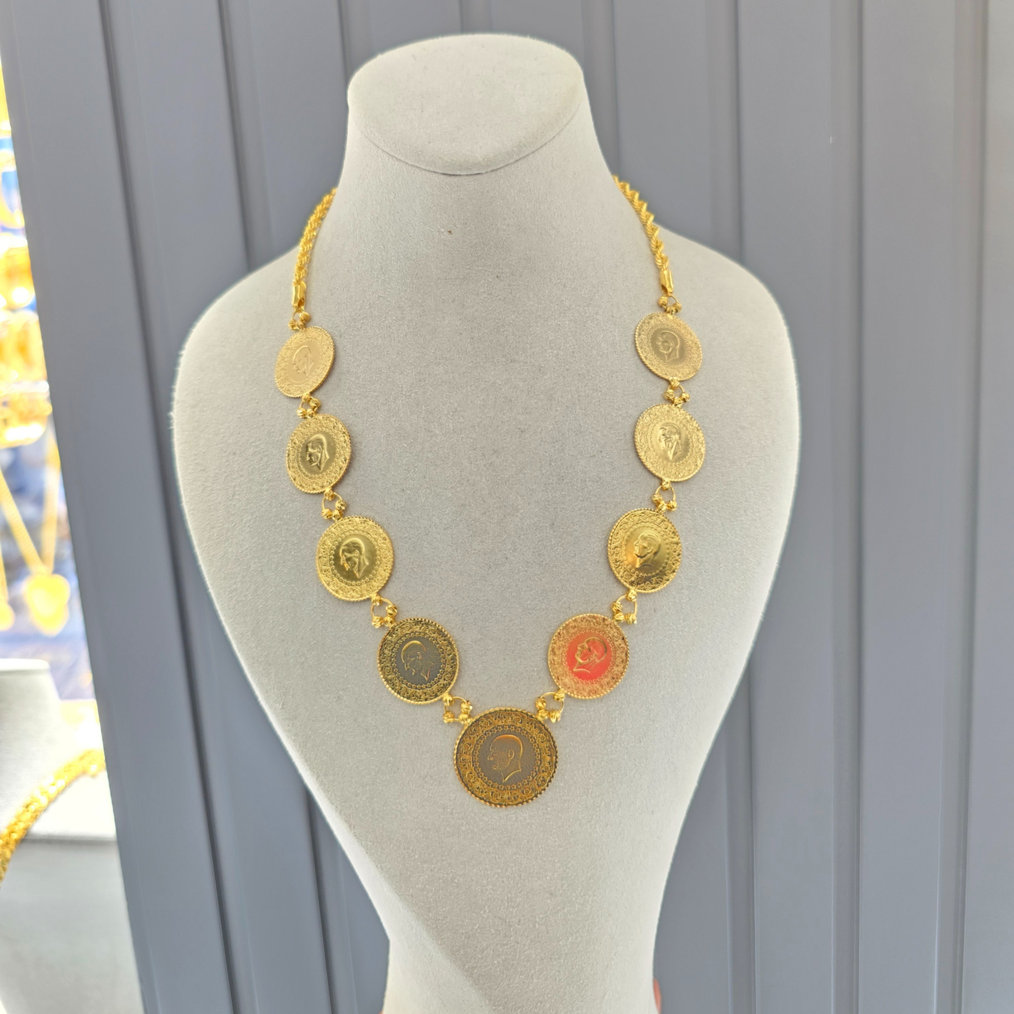 14 HALAT ZİNCİRLİ 8 AD. ÇEYREKLİ ORTASI YARIMLI KOLYE