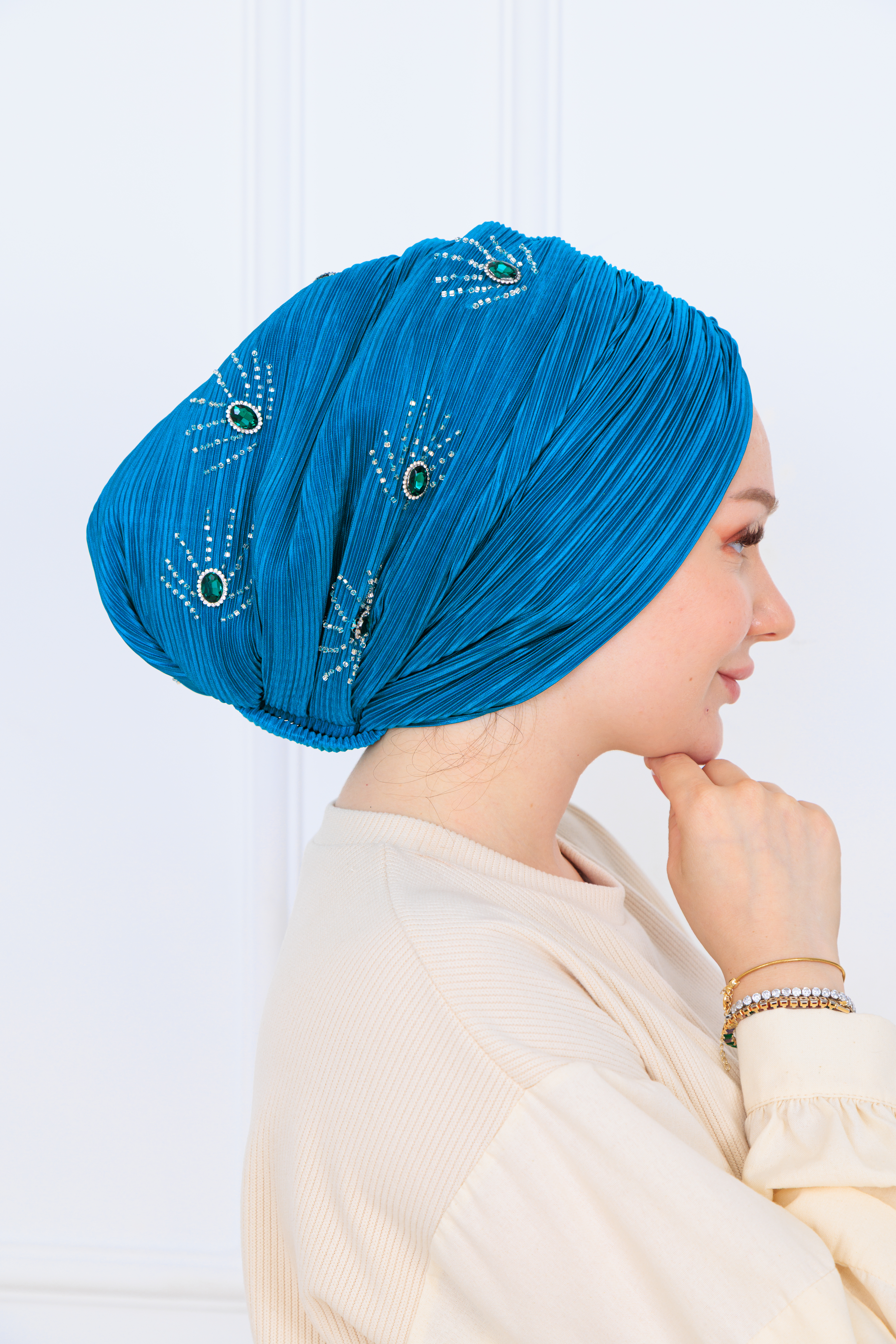 drapeli dolgulu piliseli el işlemeli bone