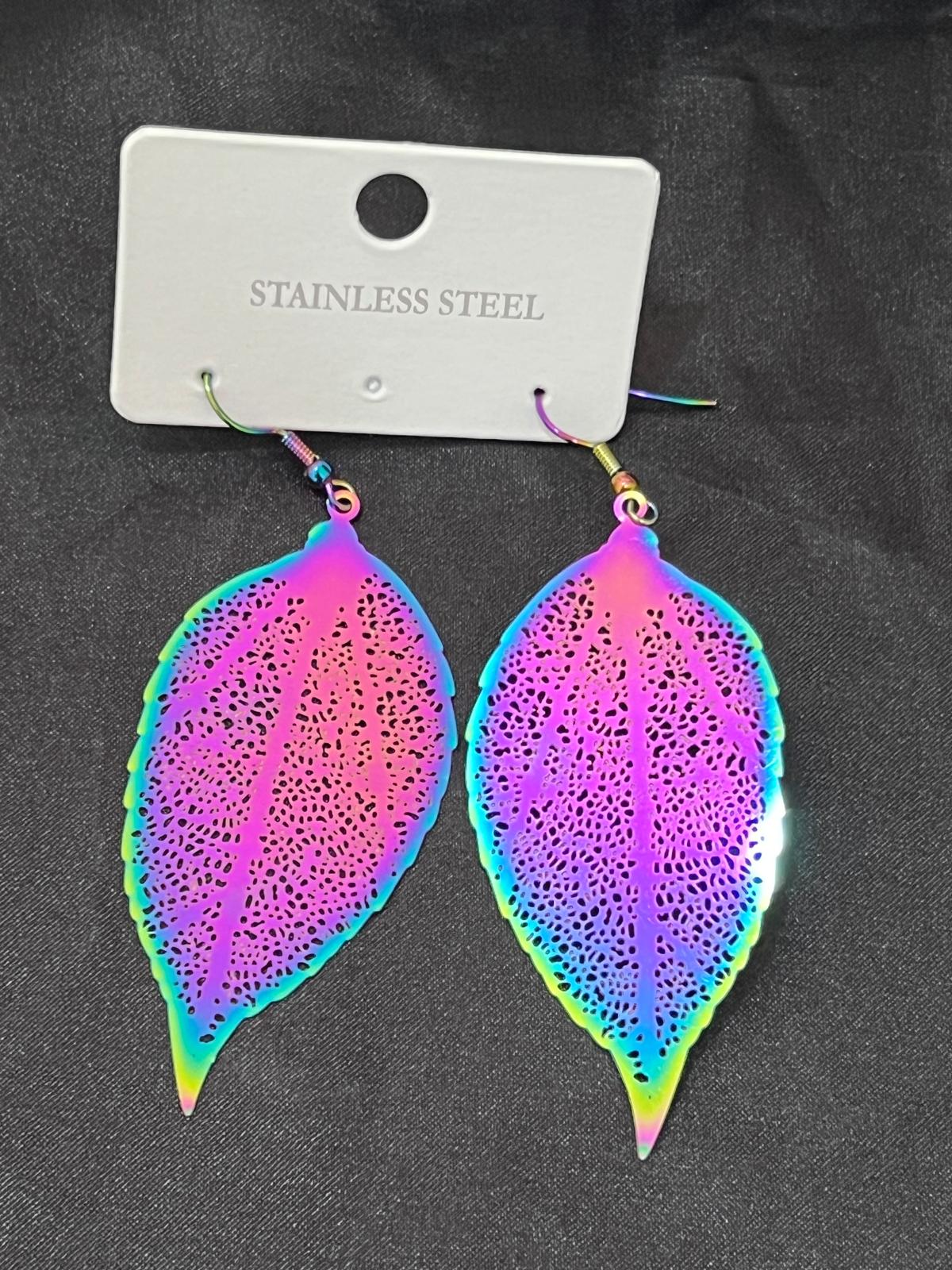 Yaprak model çelik küpe