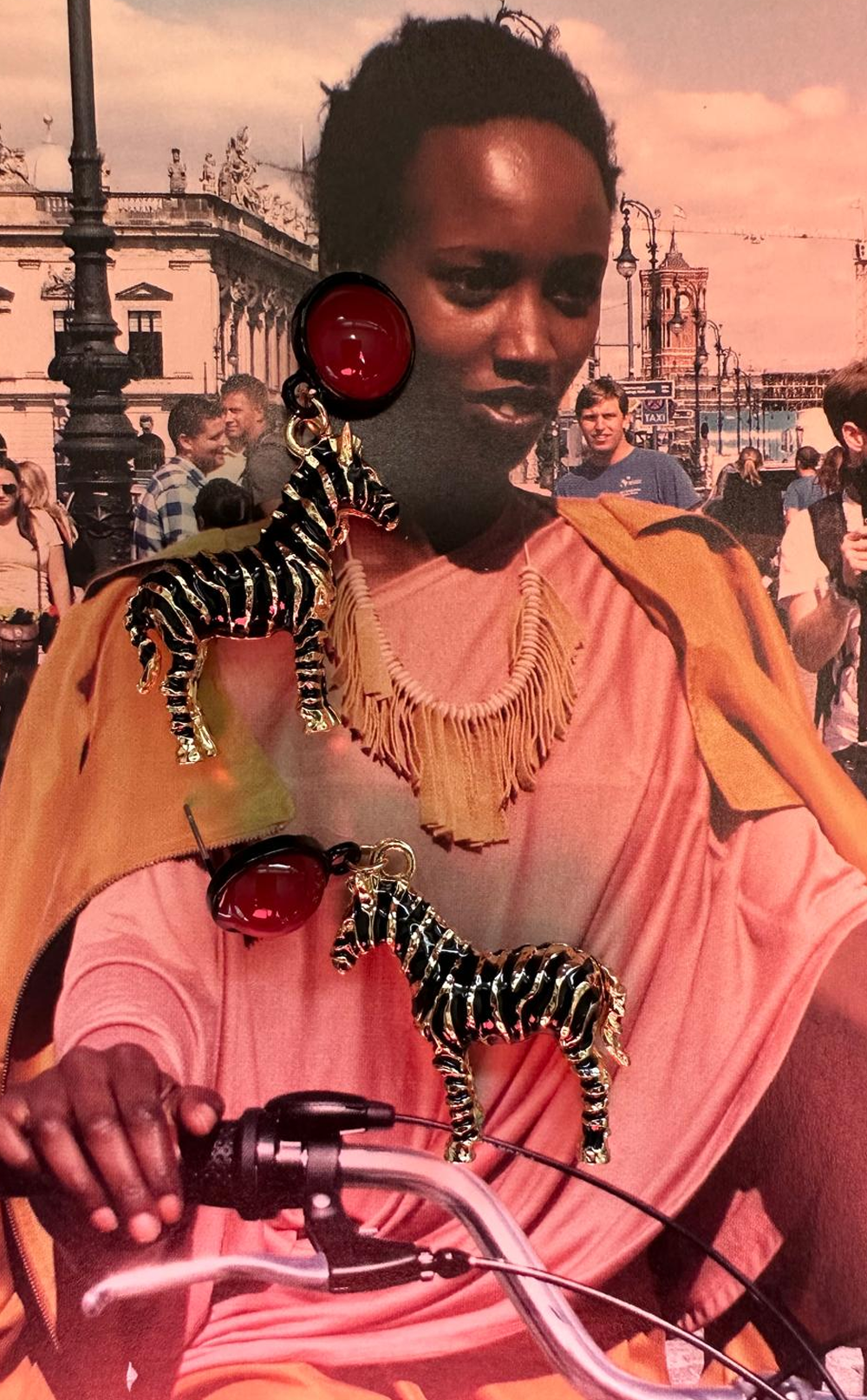 Şehirde Zebra Özel Tasarım Küpe