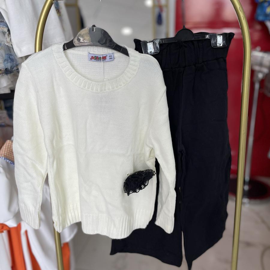 Siyah broş detaylı triko takım