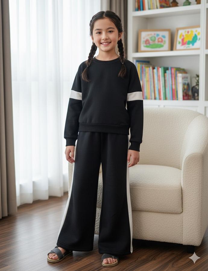 Siyah beyaz detaylı takım